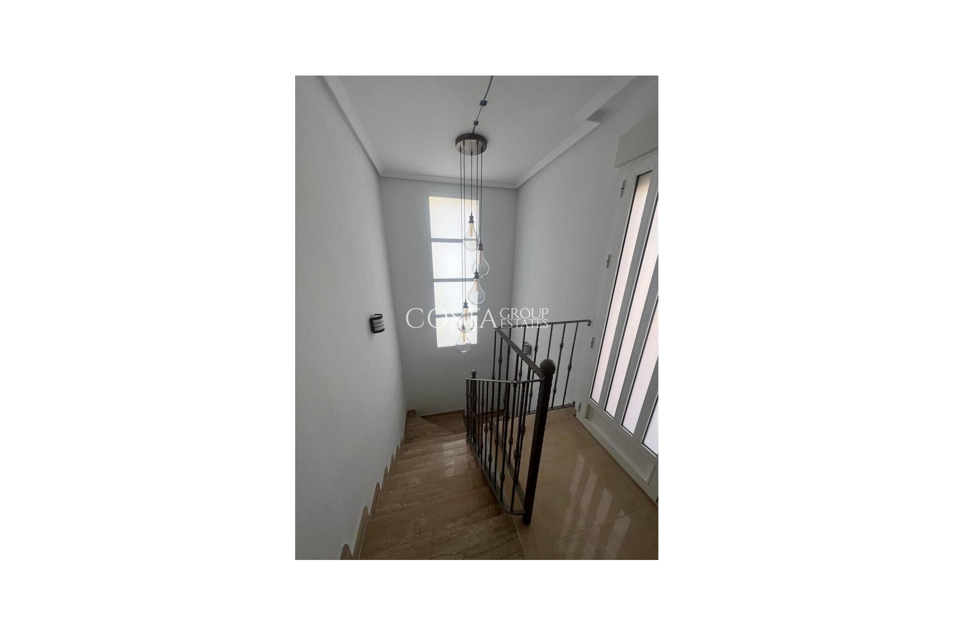 Herverkoop - Villa -
Fortuna - El Reloj