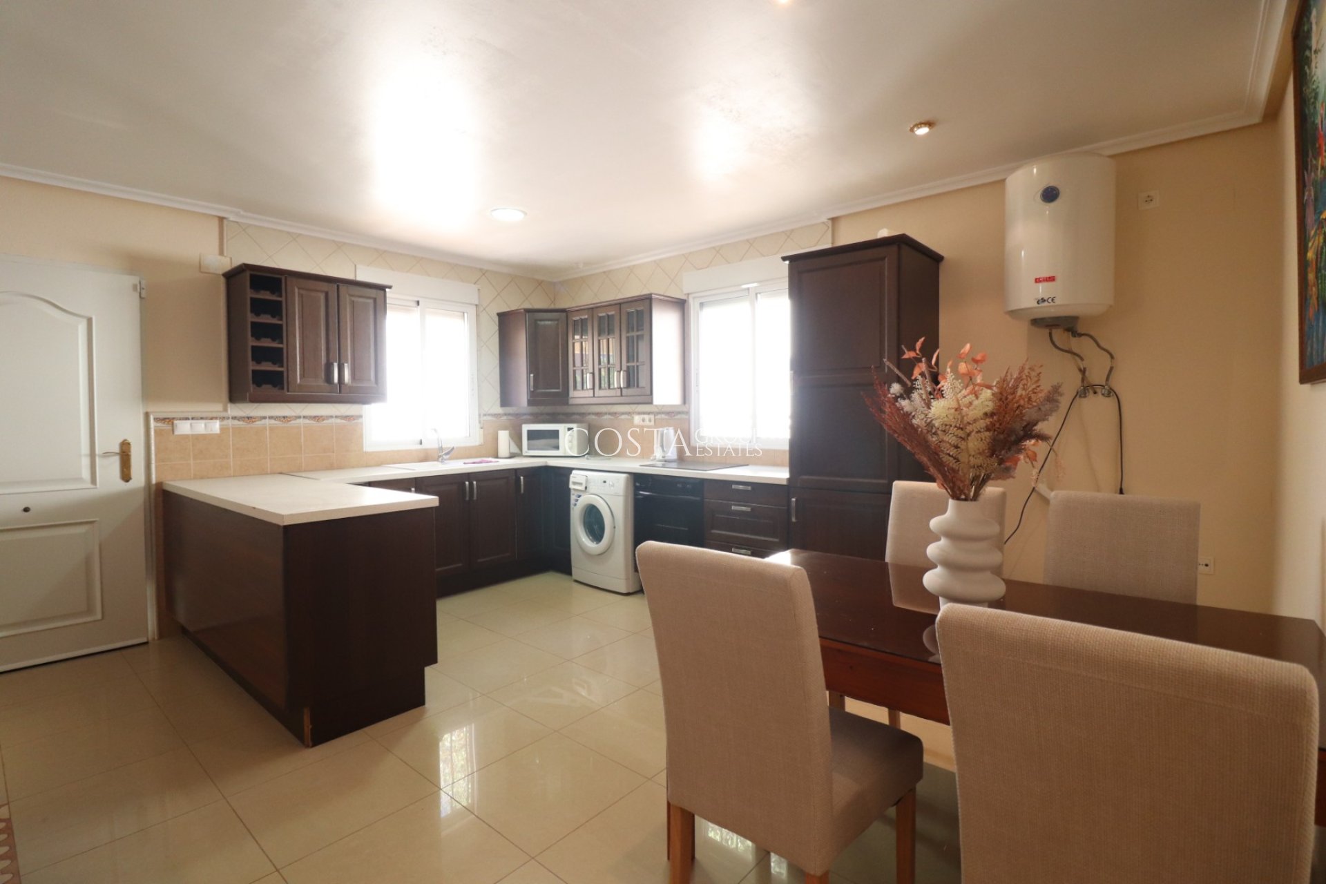 Herverkoop - Villa -
La Marina - La Escuera