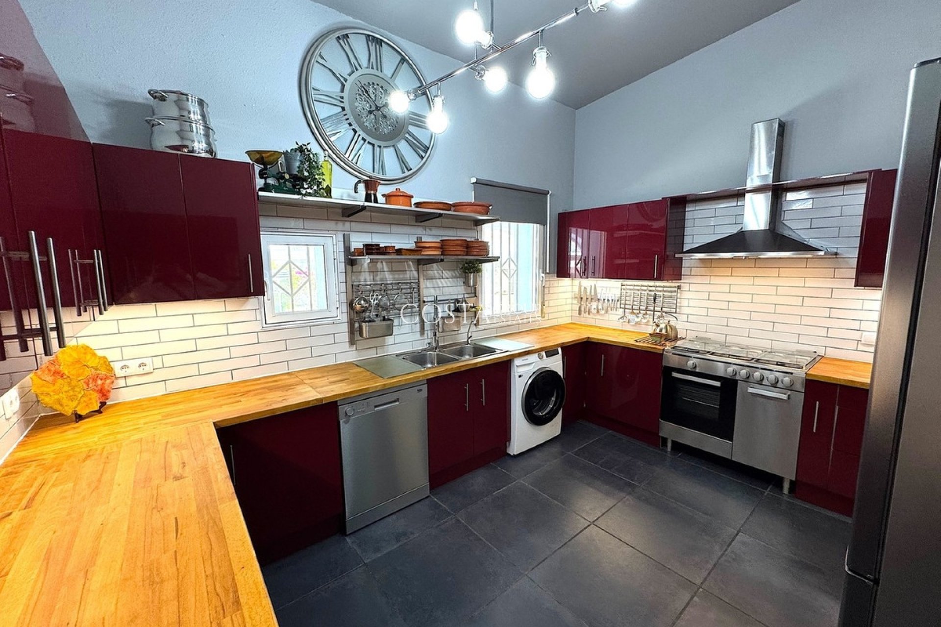 Herverkoop - Villa -
Lorca - Almendricos