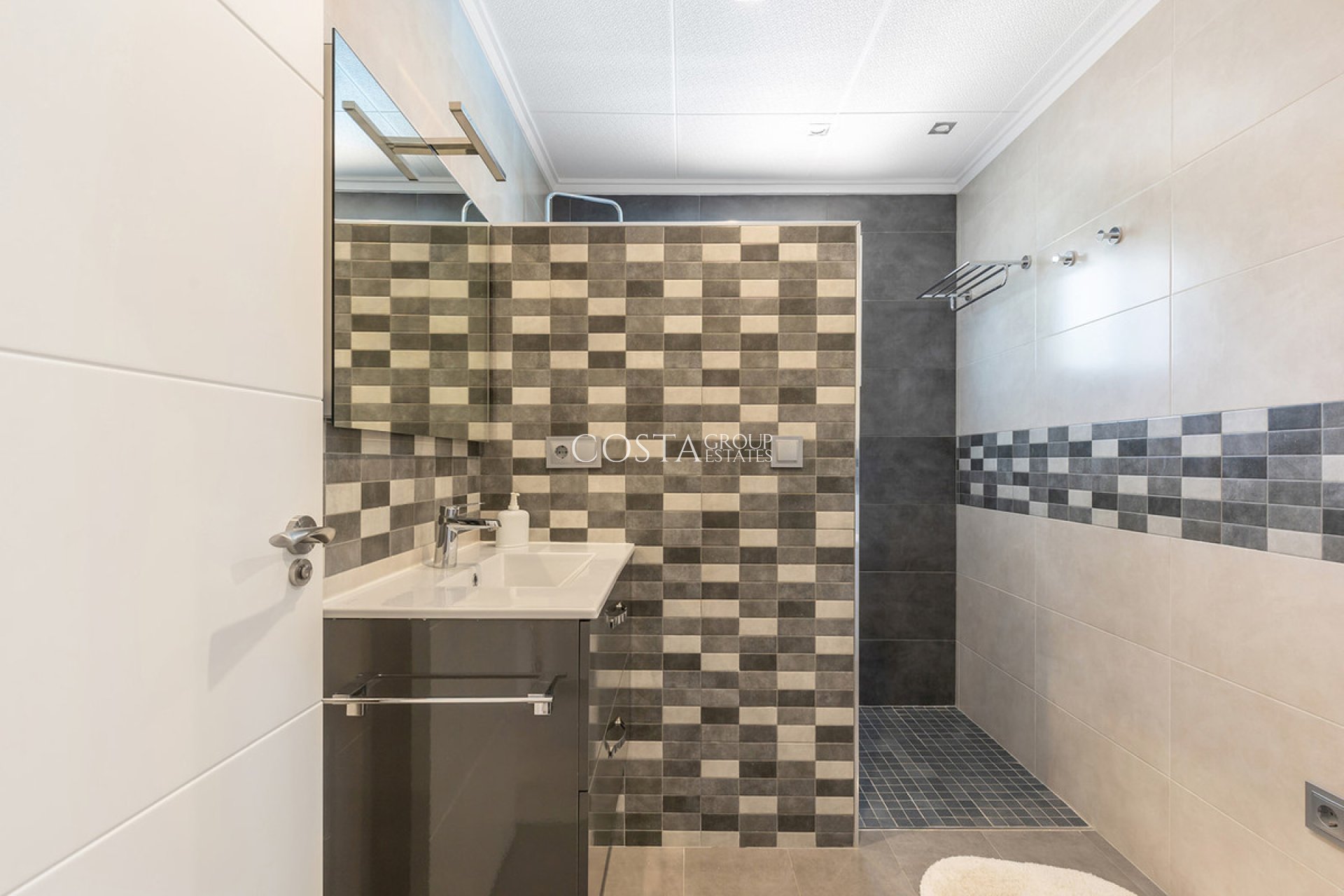 Herverkoop - Villa -
Orihuela Costa - Punta Prima