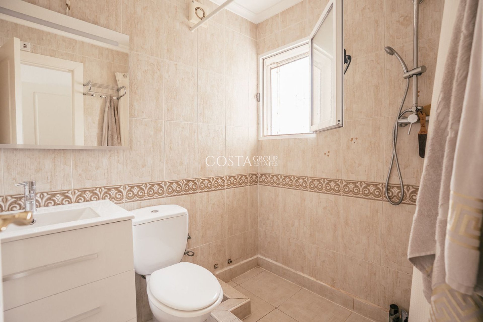 Herverkoop - Villa -
Orihuela Costa - Villamartin