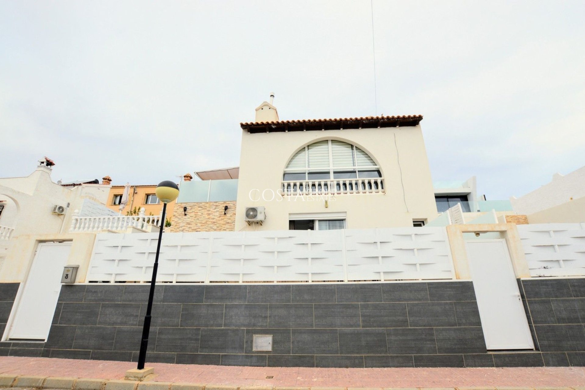 Herverkoop - Villa -
Orihuela Costa - Villamartin