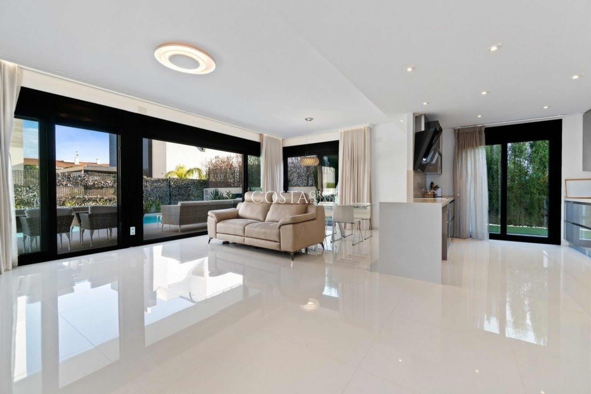 Herverkoop - Villa -
Orihuela Costa