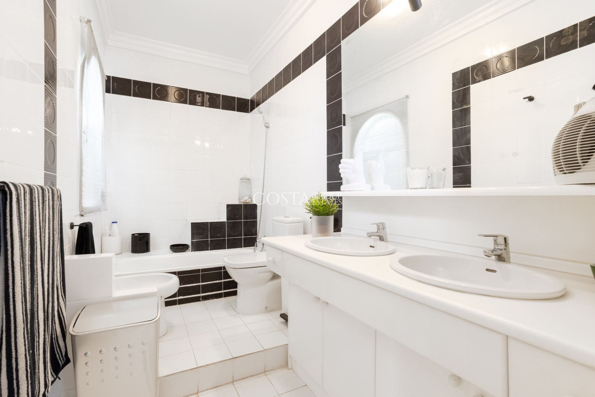 Herverkoop - Villa -
Torrevieja - Torrevieja Centro