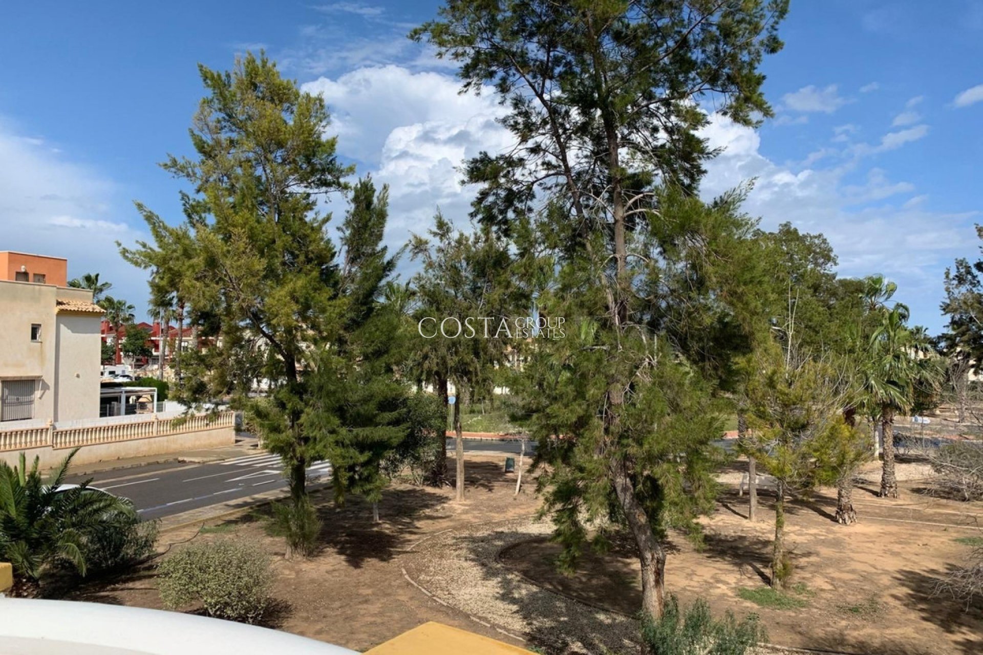 Herverkoop - Villa -
Urbanización El Raso