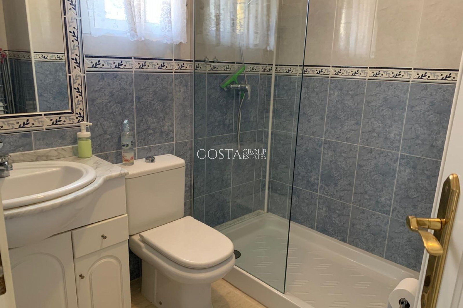 Herverkoop - Villa -
Urbanización El Raso