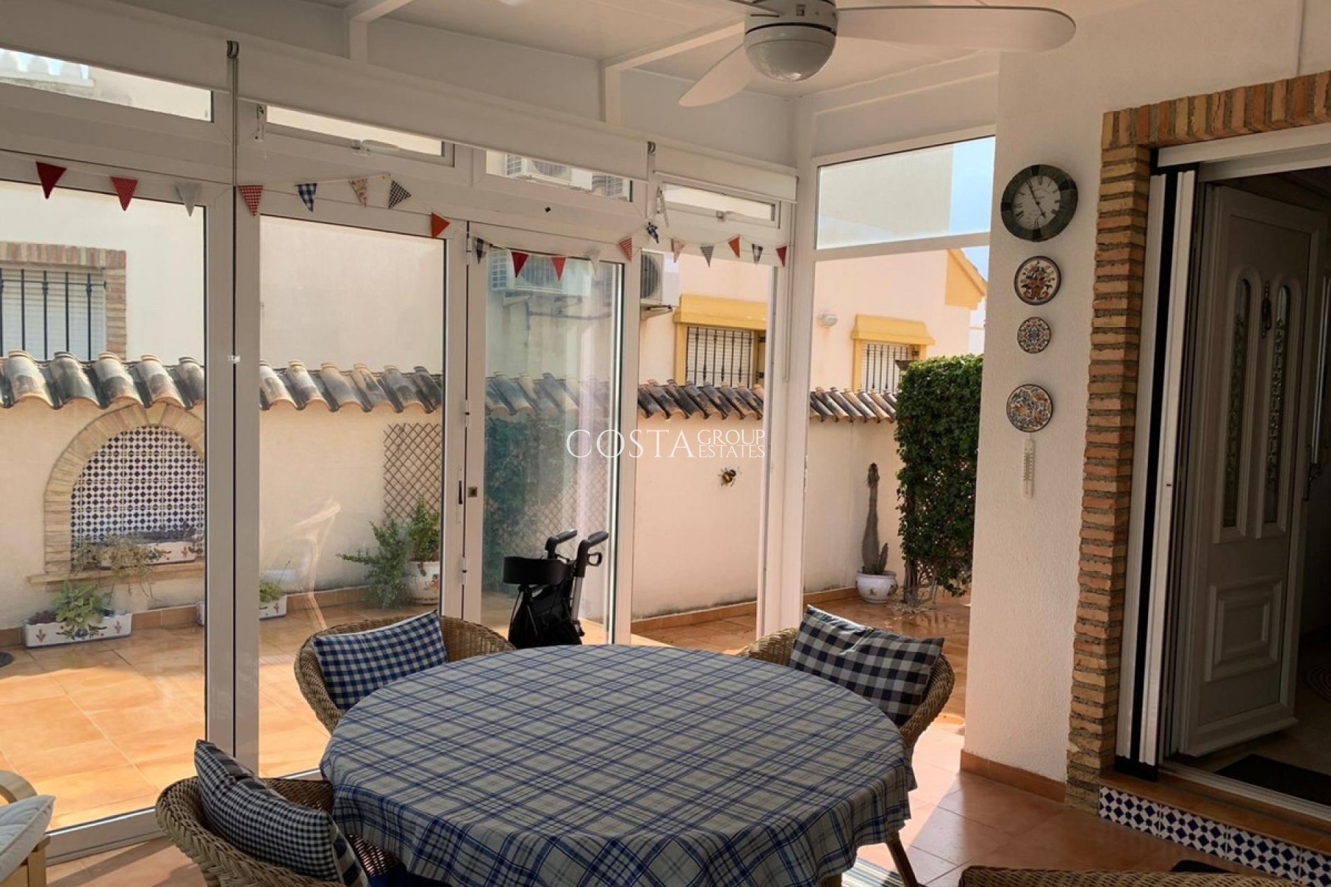 Herverkoop - Villa -
Urbanización El Raso