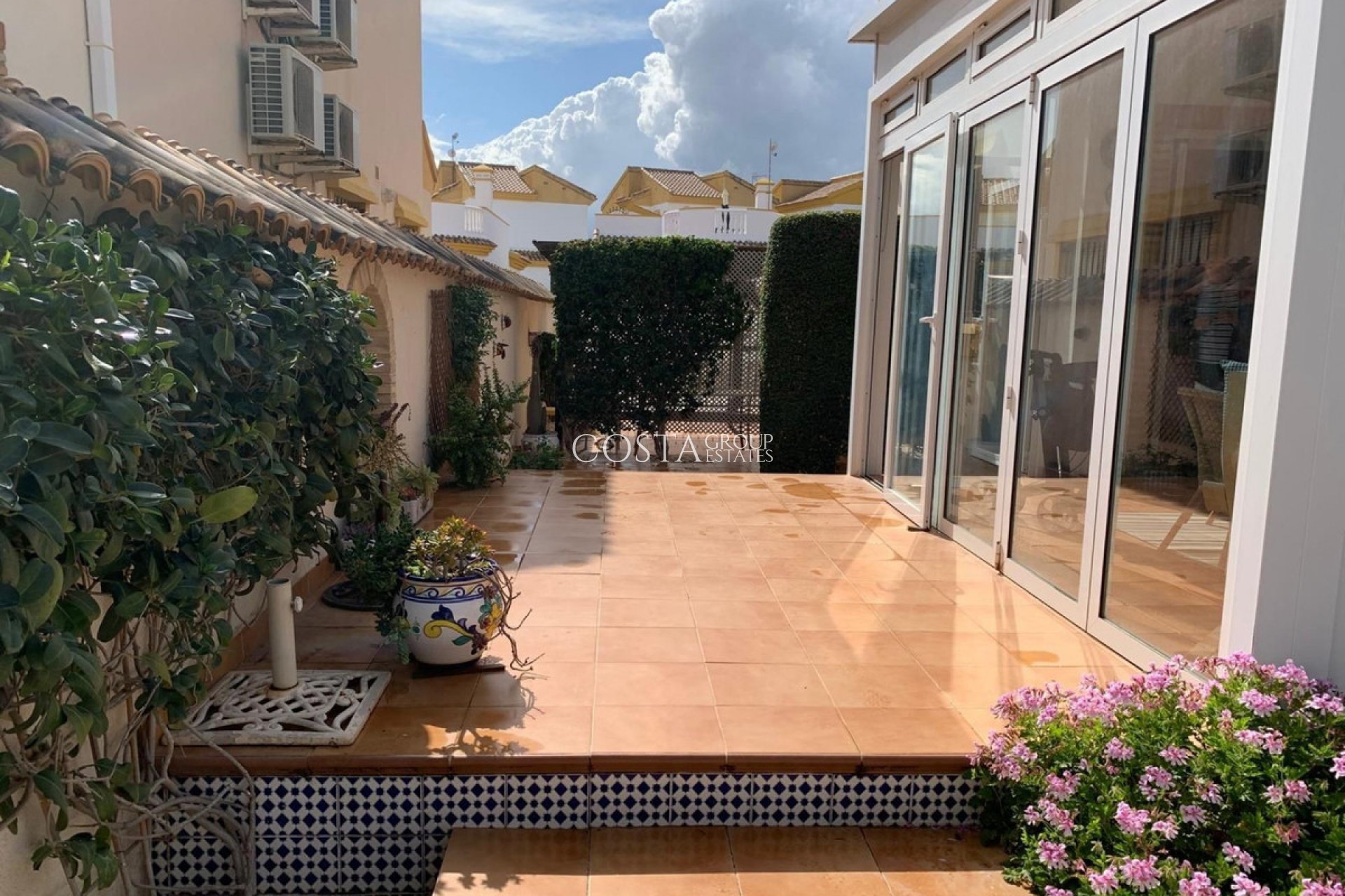 Herverkoop - Villa -
Urbanización El Raso