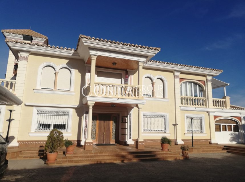 Herverkoop - Villa -
Yecla - Yecla Centro