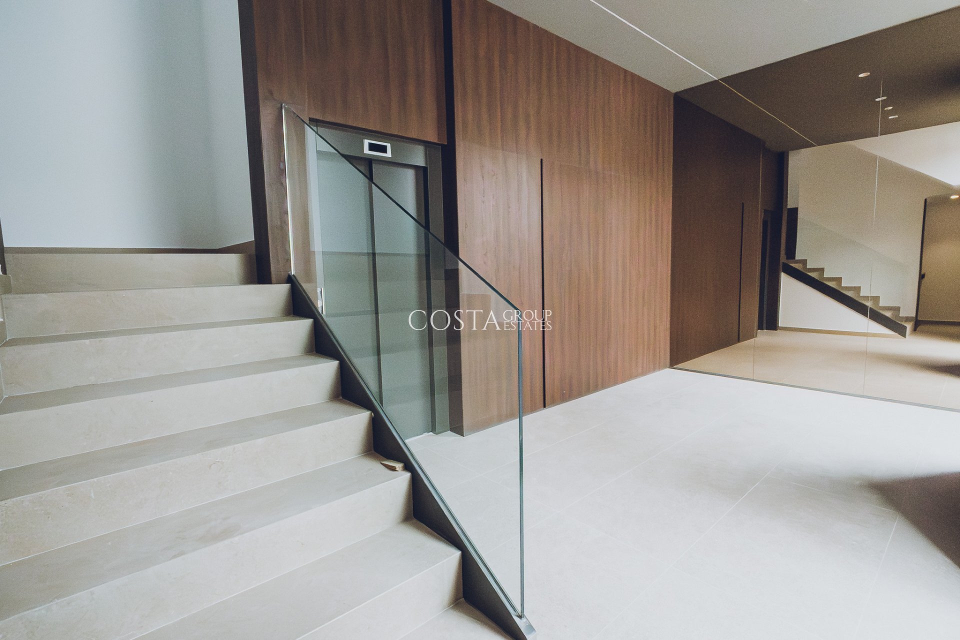 Neue Gebäude - Apartments -
Redován