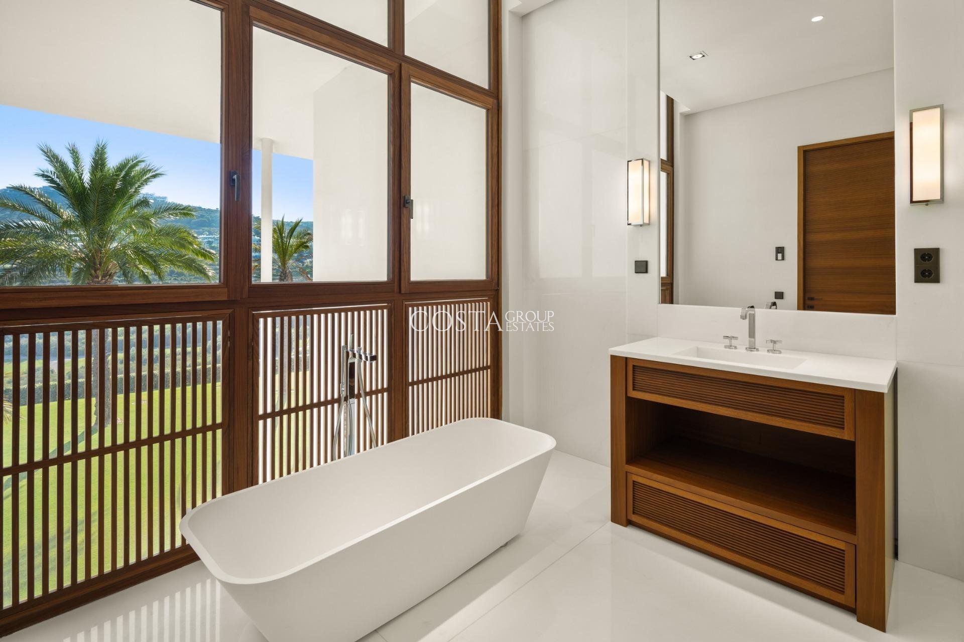 Neue Gebäude - Villa -
Casares - Pedregales