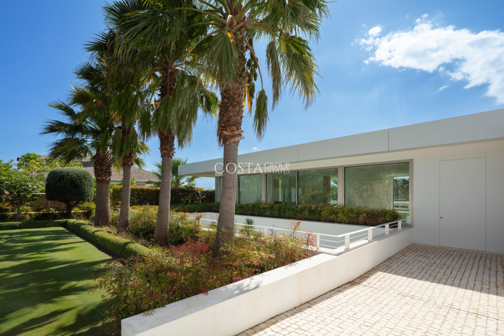 Neue Gebäude - Villa -
Casares
