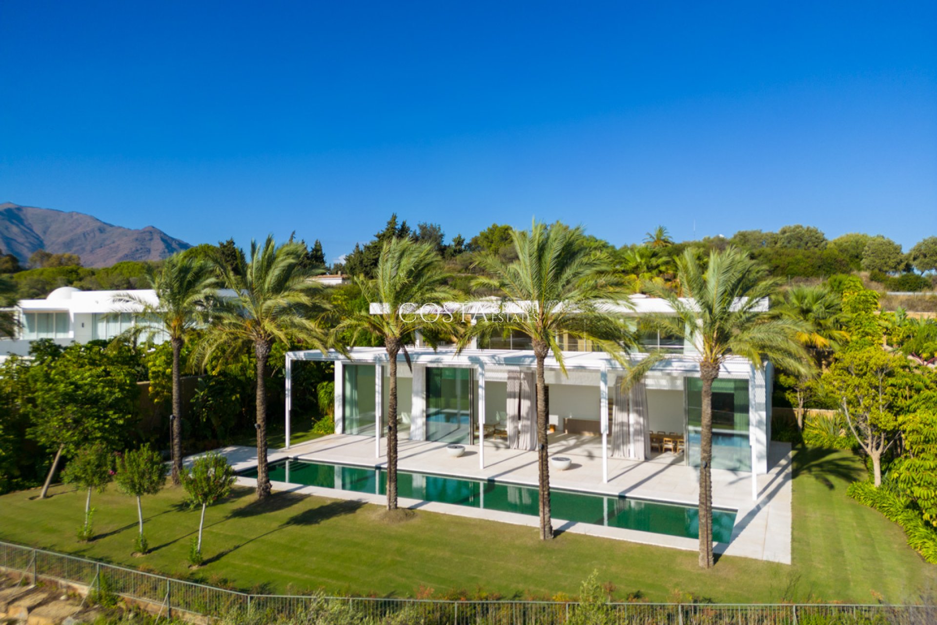 Neue Gebäude - Villa -
Casares