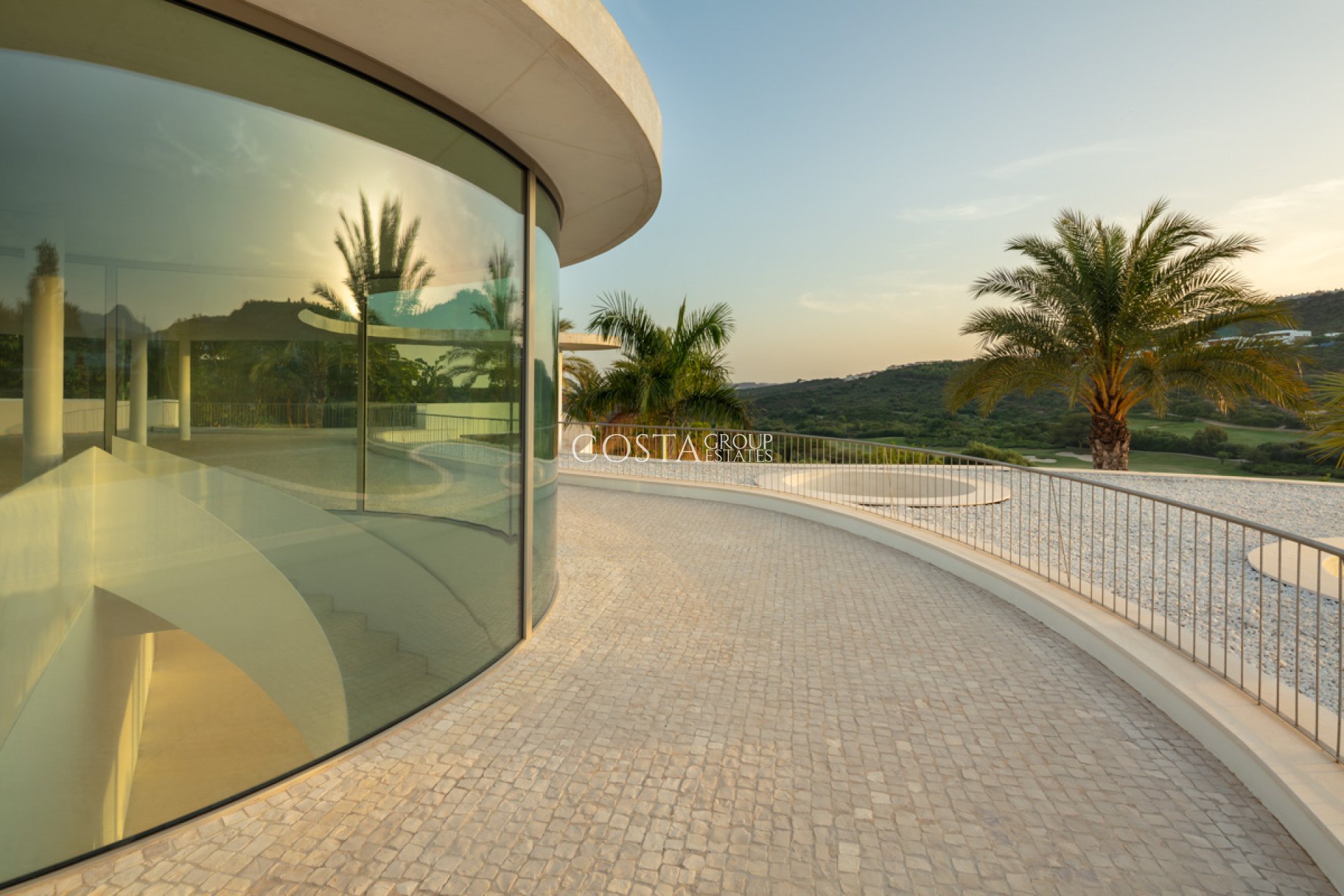 Neue Gebäude - Villa -
Casares