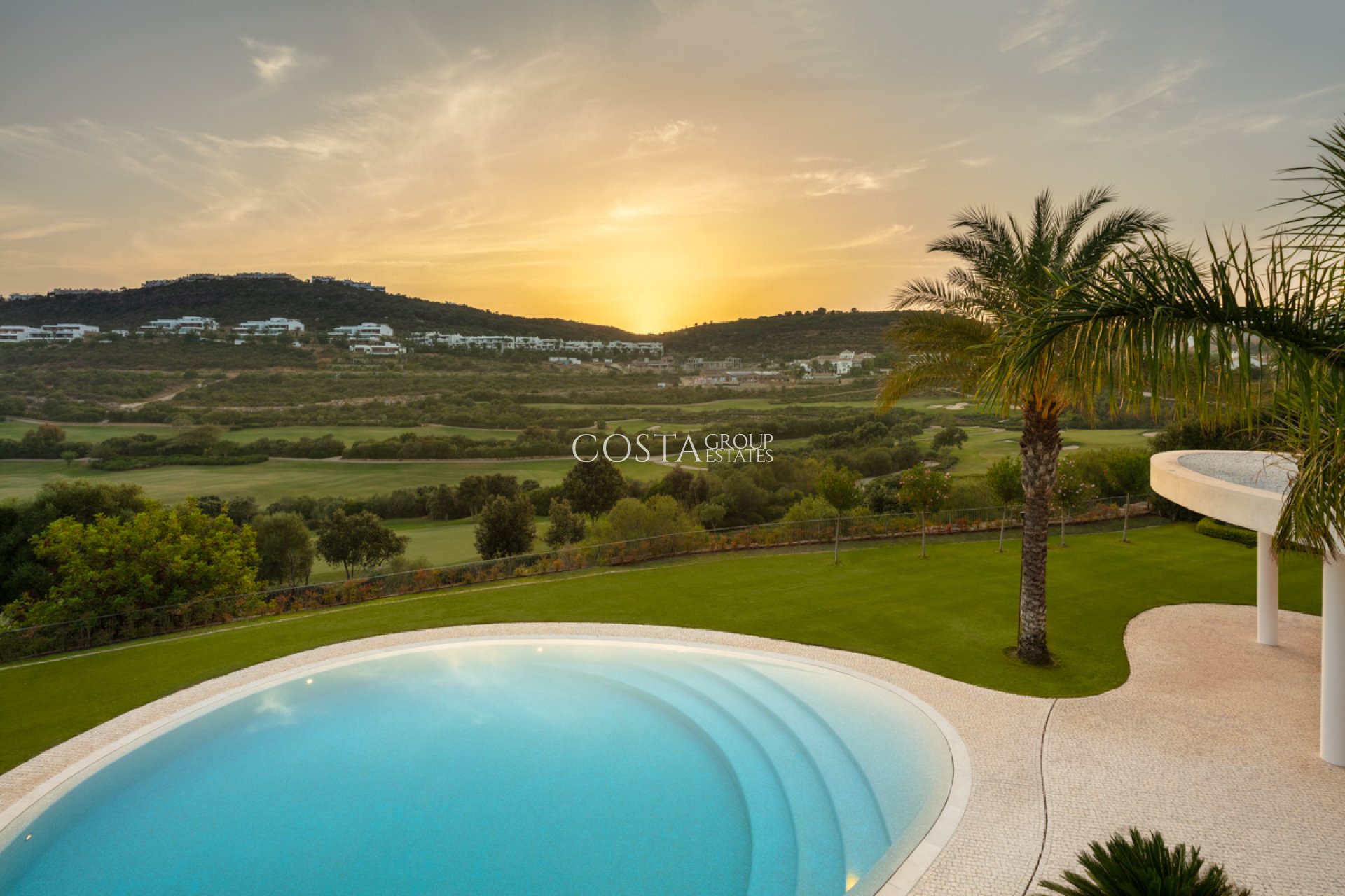 Neue Gebäude - Villa -
Casares