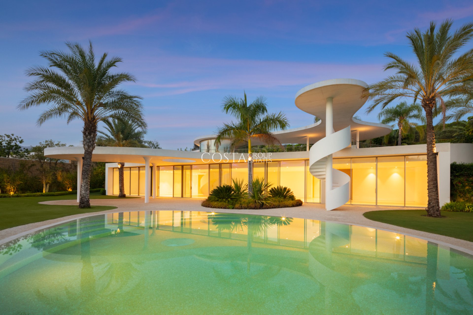 Neue Gebäude - Villa -
Casares