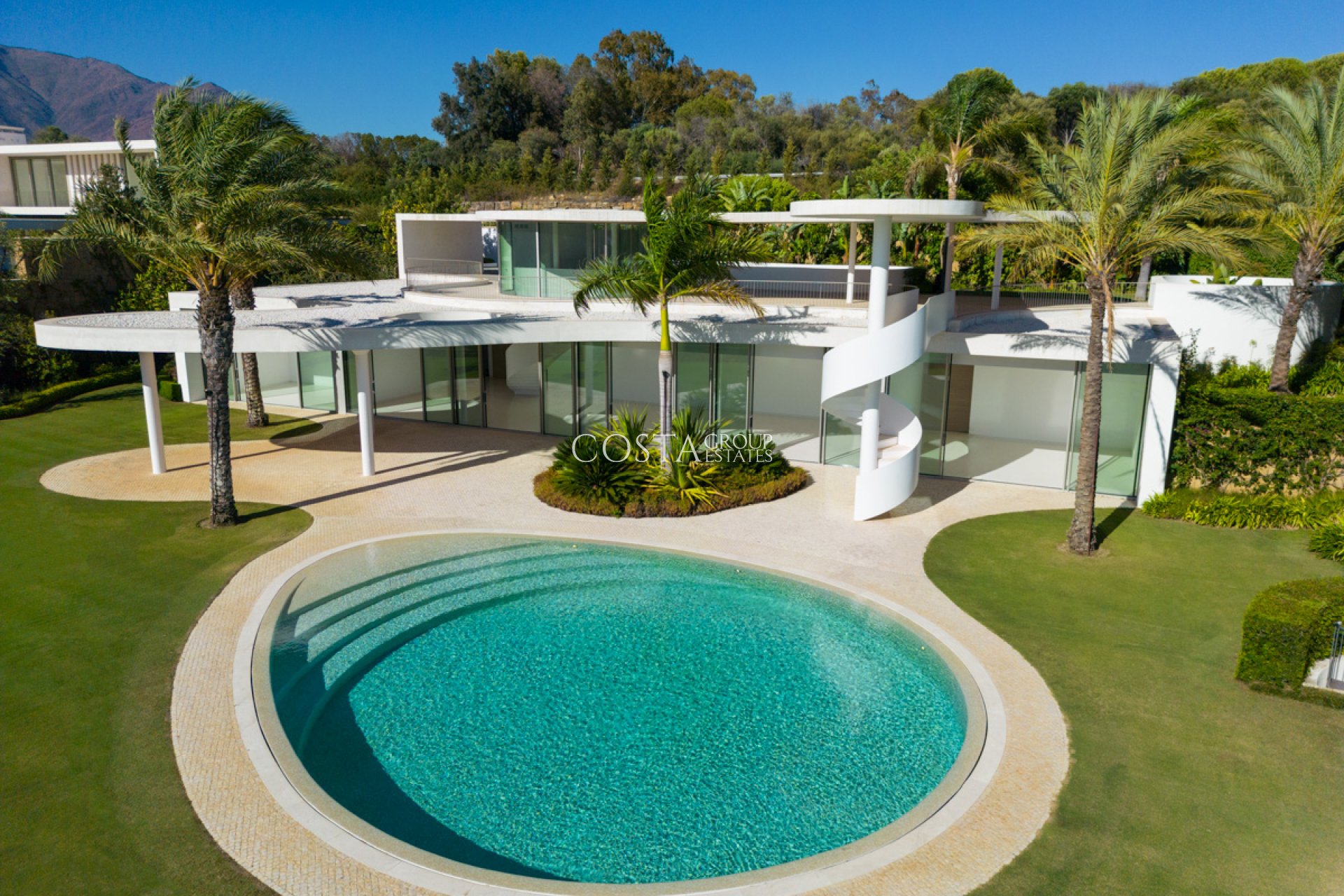 Neue Gebäude - Villa -
Casares