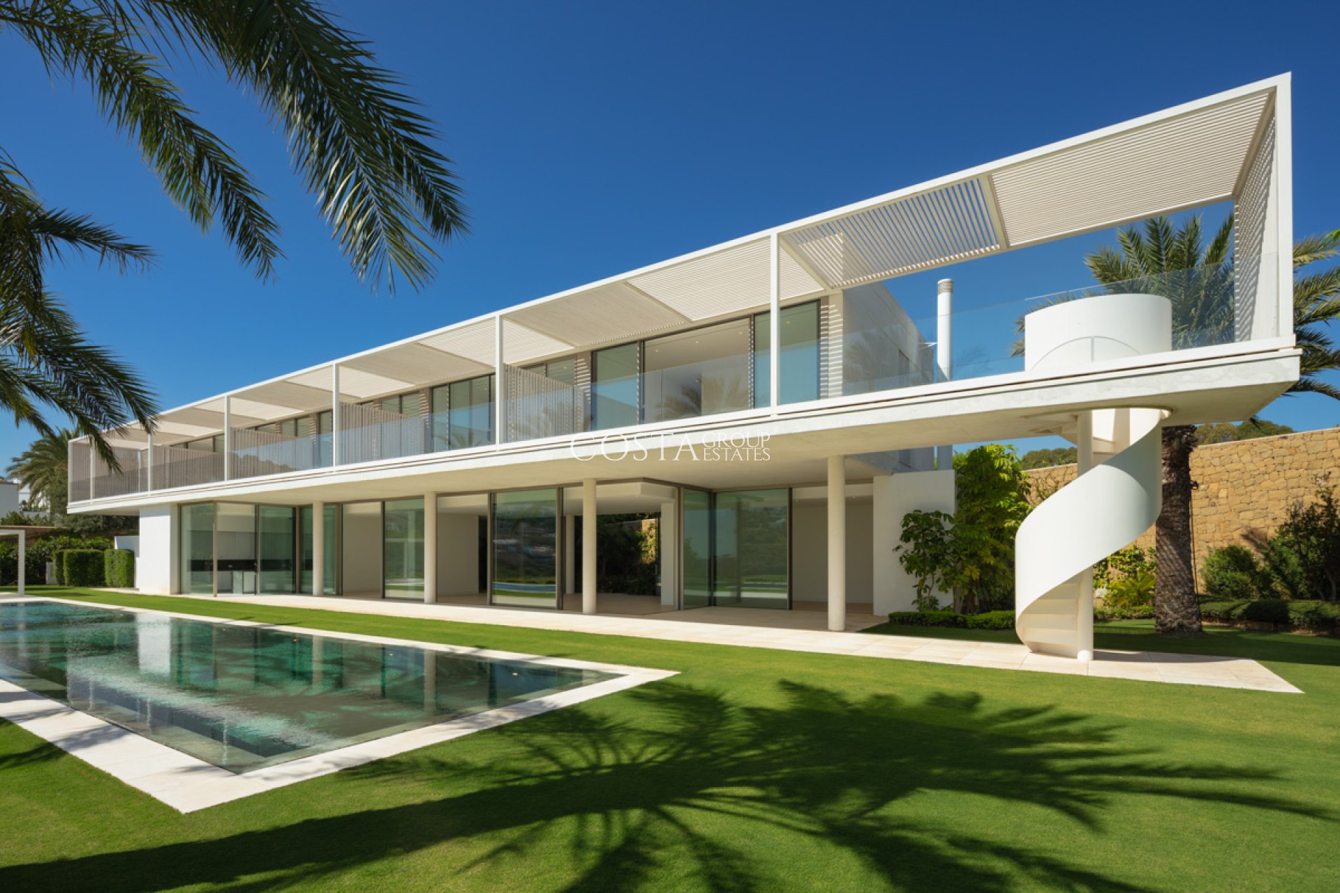 Neue Gebäude - Villa -
Casares