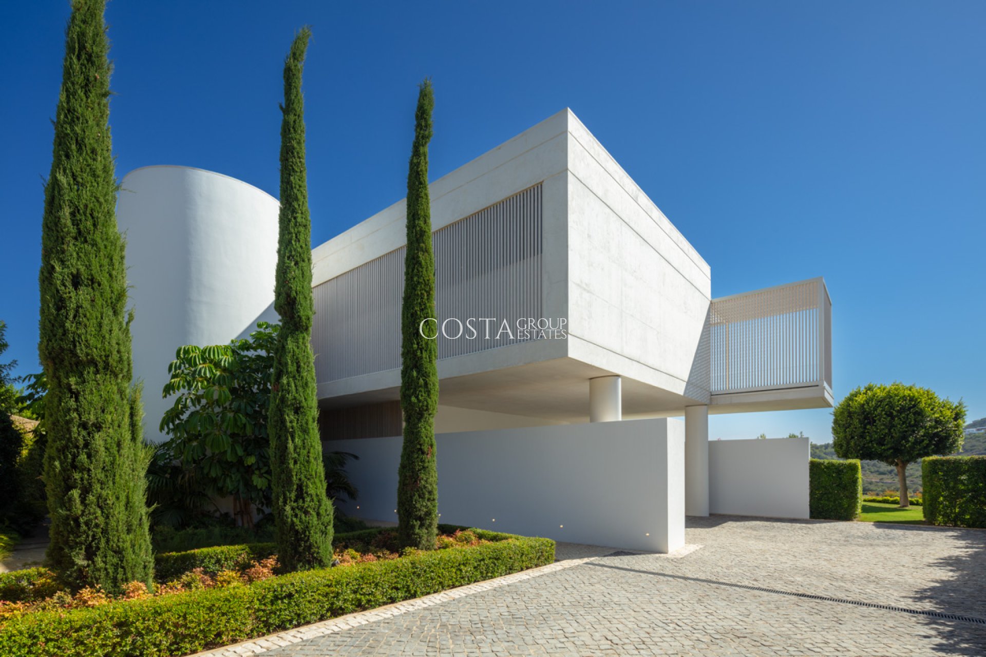 Neue Gebäude - Villa -
Casares