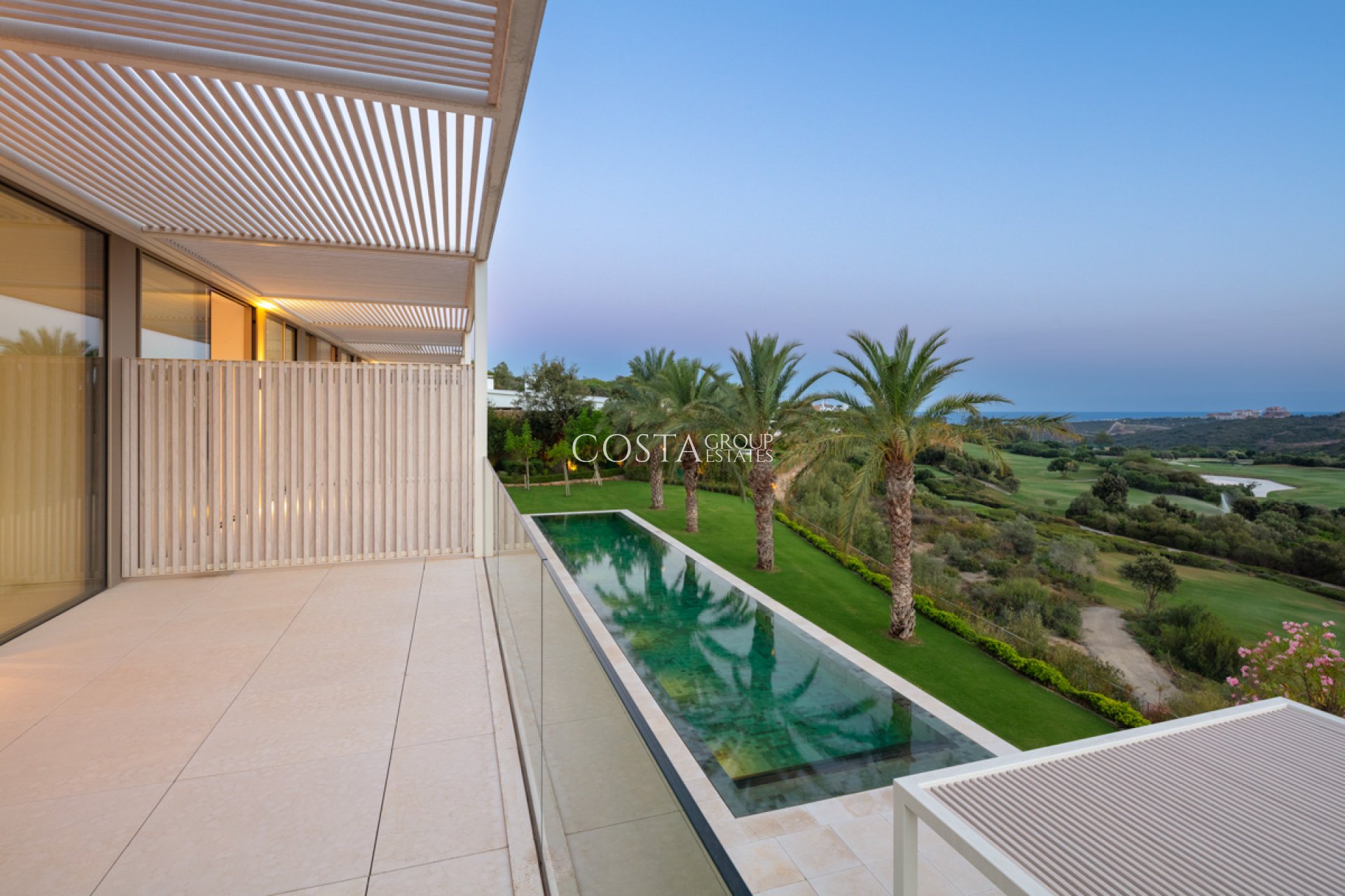 Neue Gebäude - Villa -
Casares