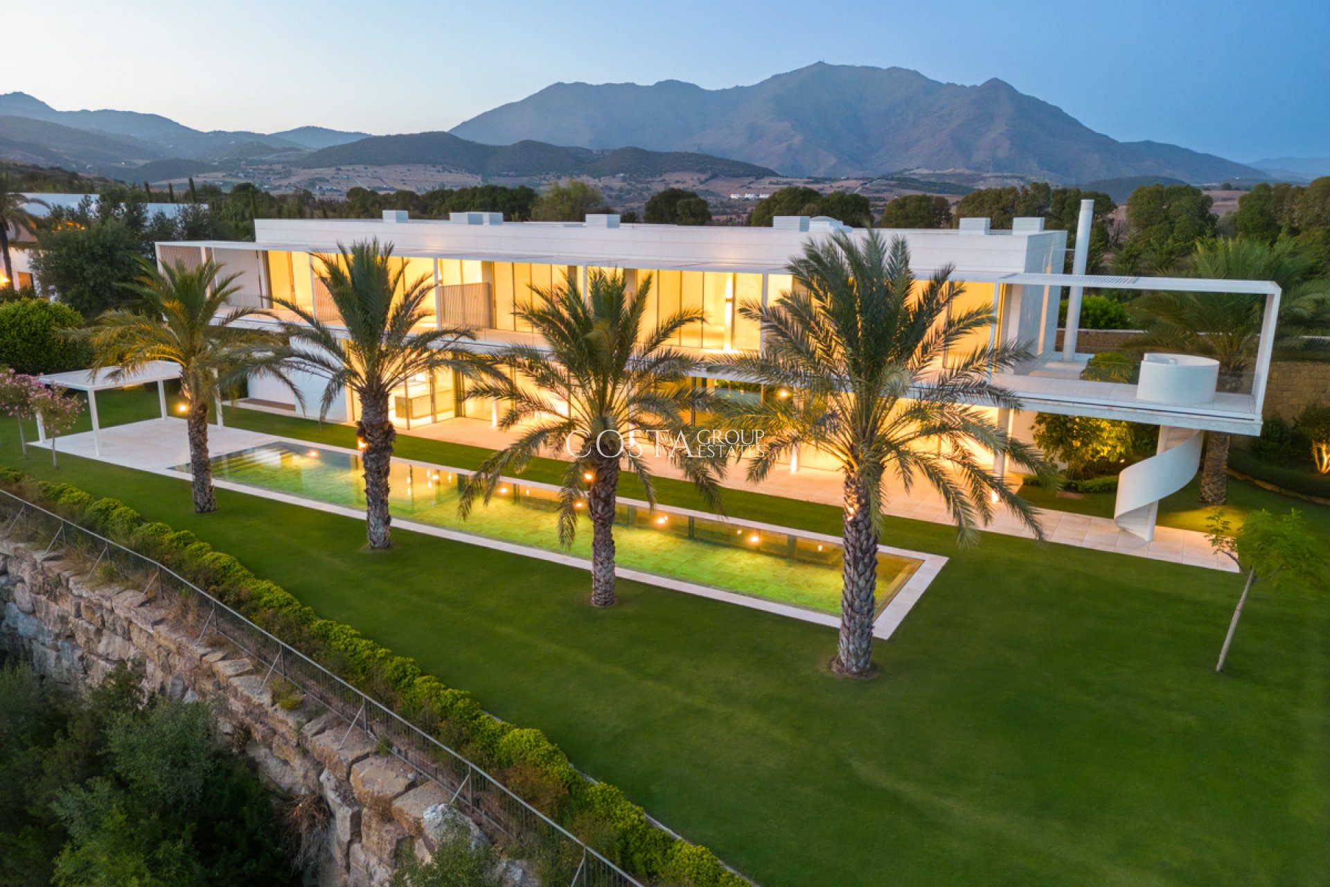 Neue Gebäude - Villa -
Casares