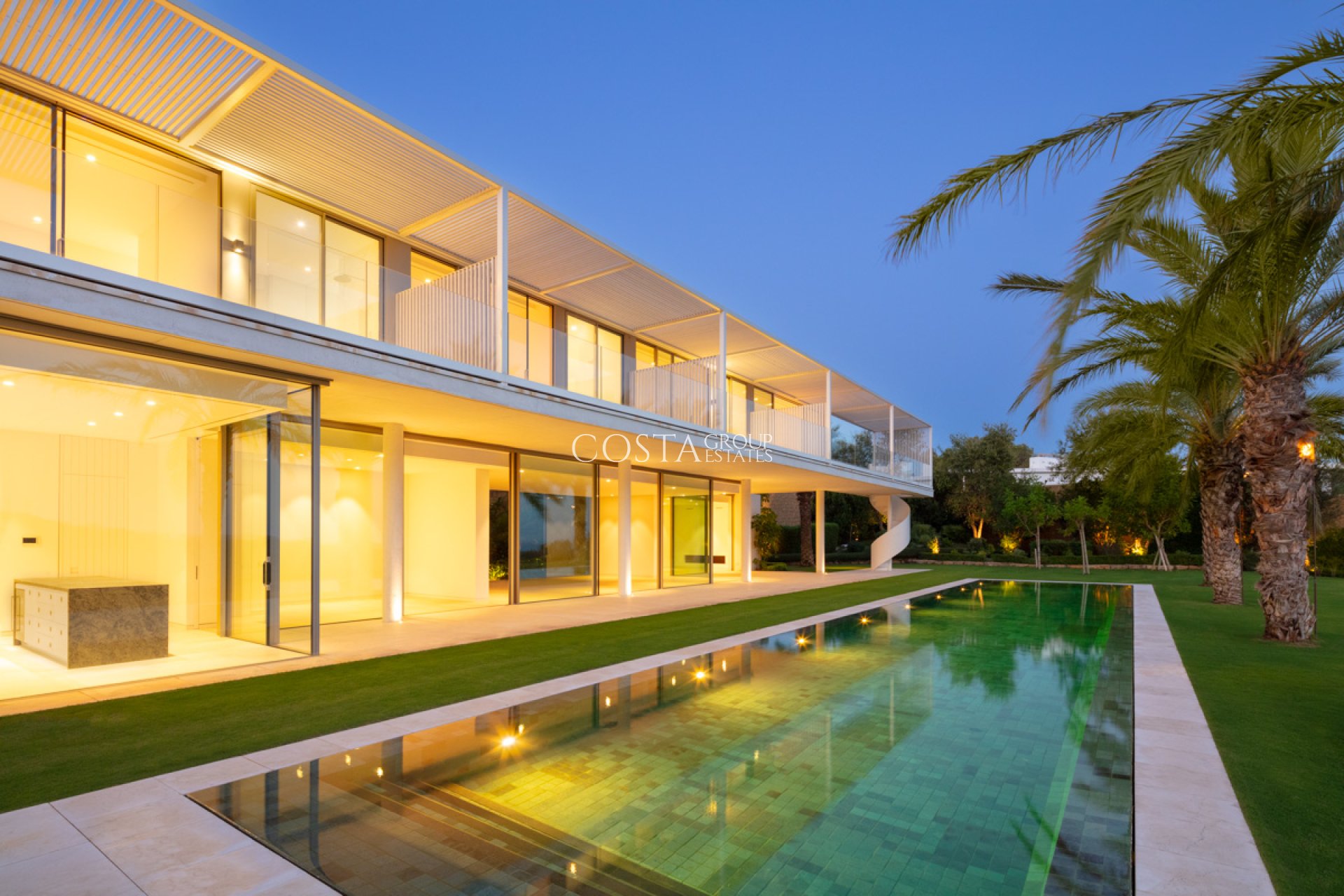 Neue Gebäude - Villa -
Casares