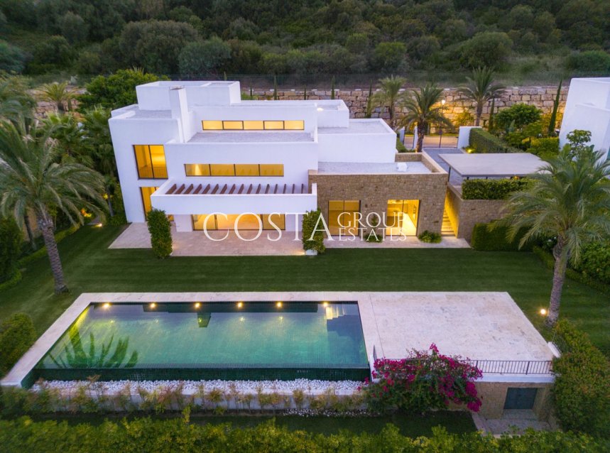 Neue Gebäude - Villa -
Casares
