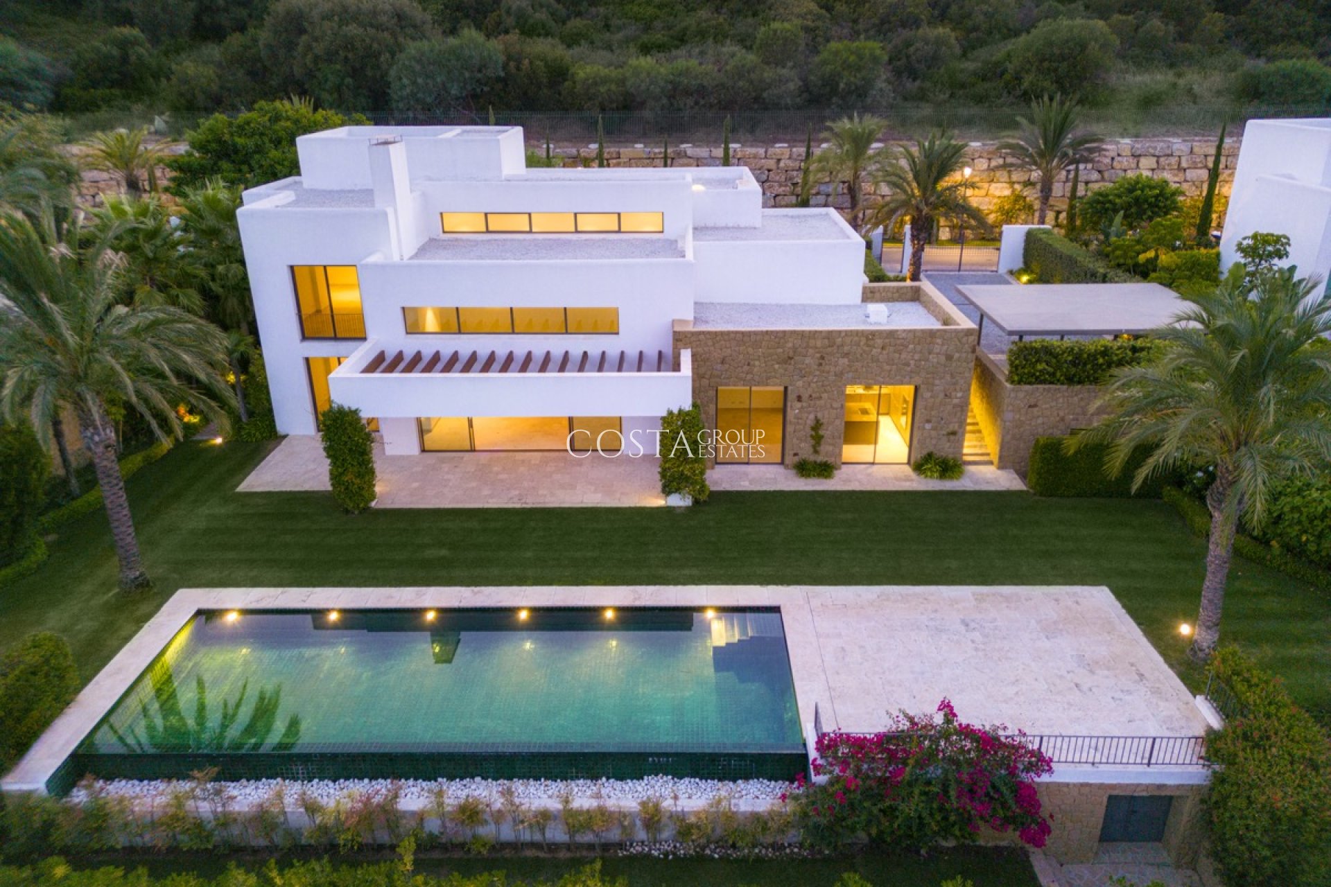 Neue Gebäude - Villa -
Casares