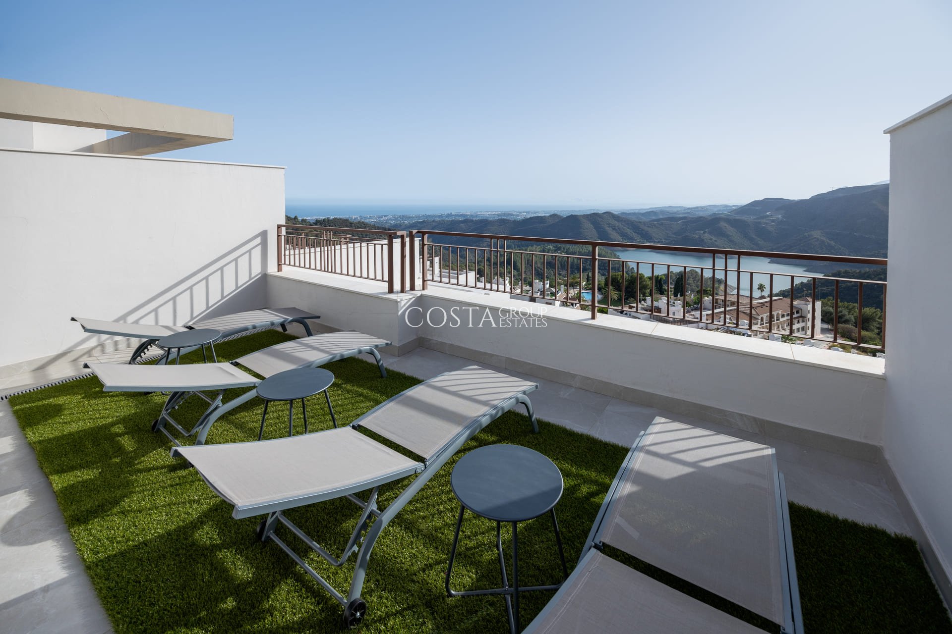 Neue Gebäude - Villa -
Cerros del Lago