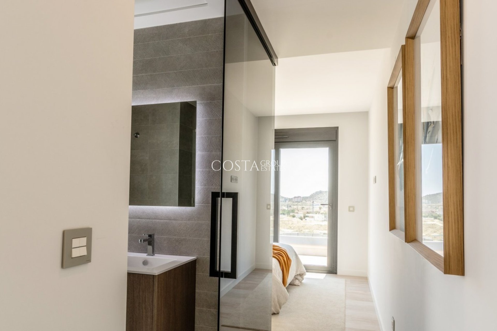 Neue Gebäude - Villa -
Finestrat