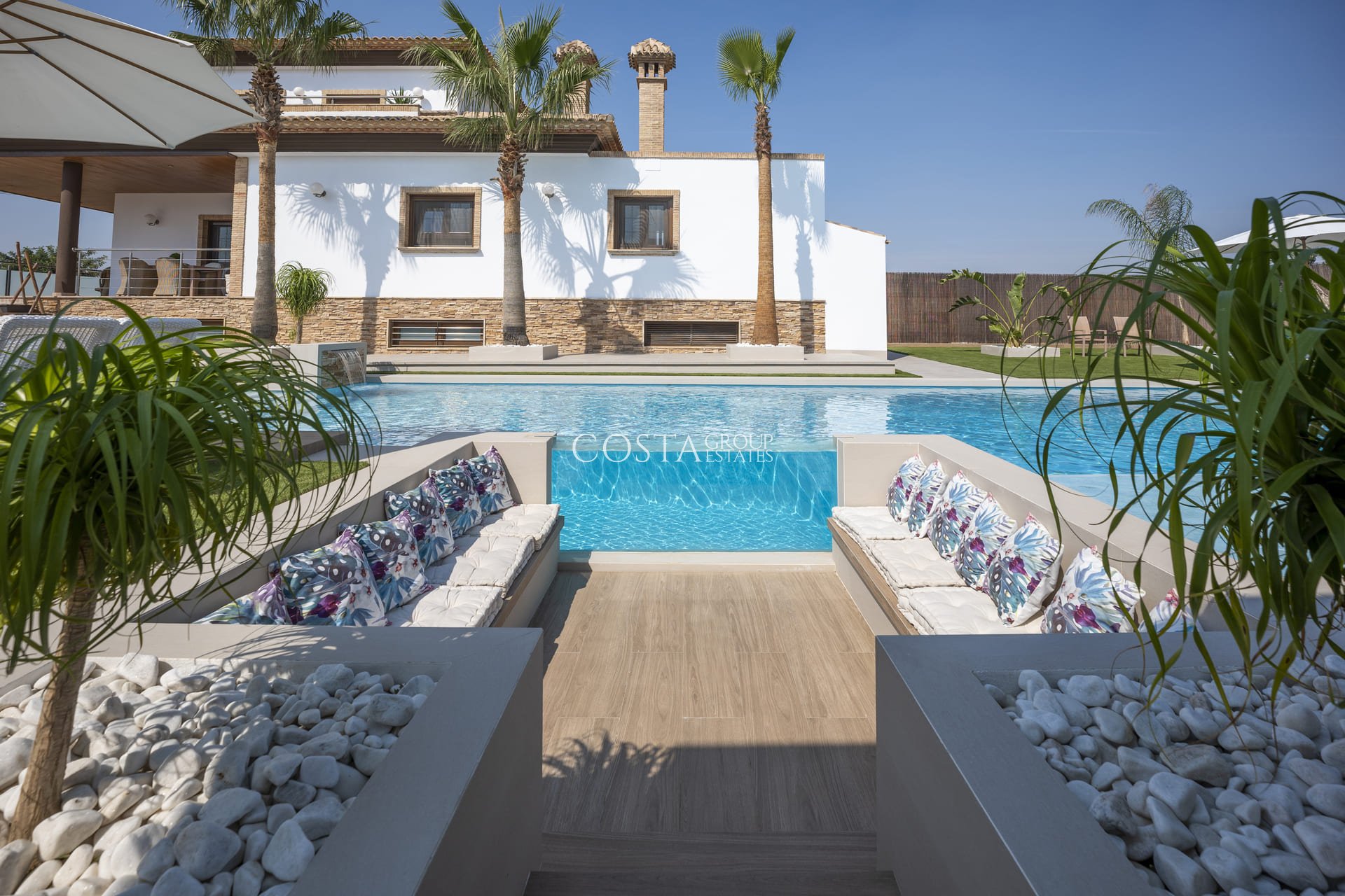 Neue Gebäude - Villa -
Jerónimo y Avileses