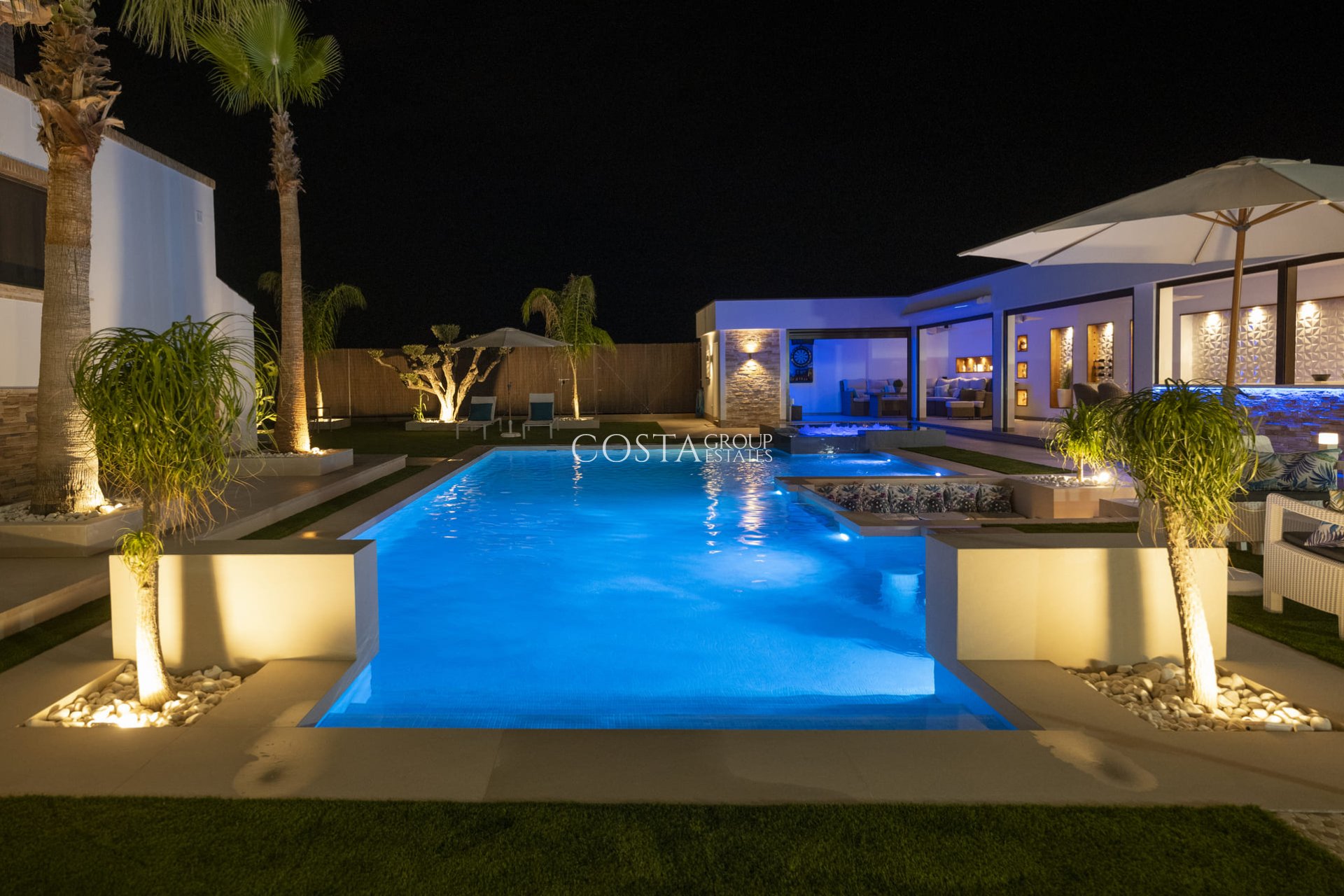 Neue Gebäude - Villa -
Jerónimo y Avileses