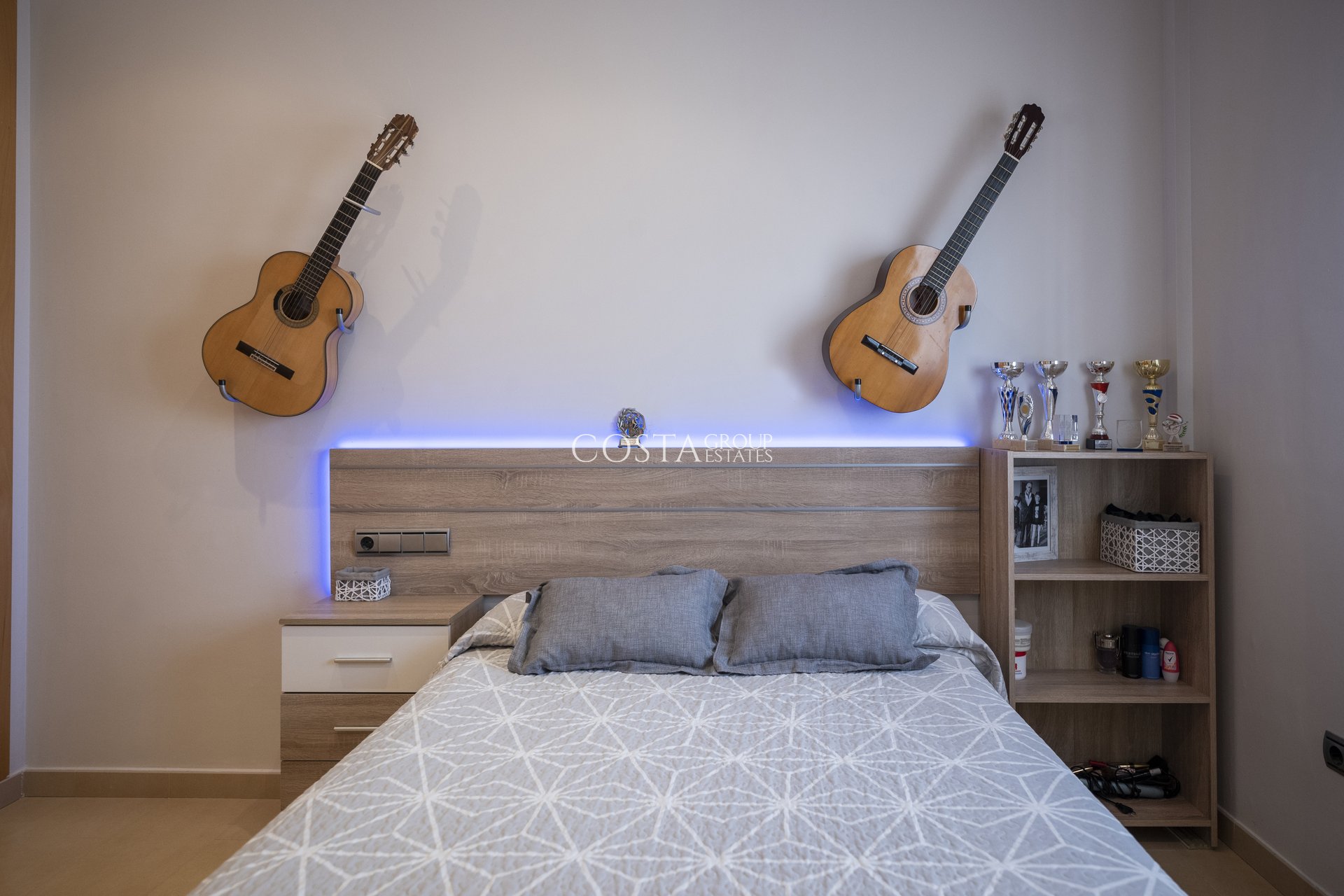 Neue Gebäude - Villa -
Jerónimo y Avileses