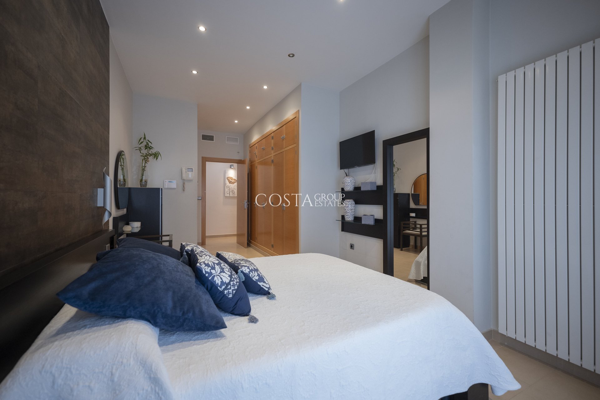 Neue Gebäude - Villa -
Jerónimo y Avileses