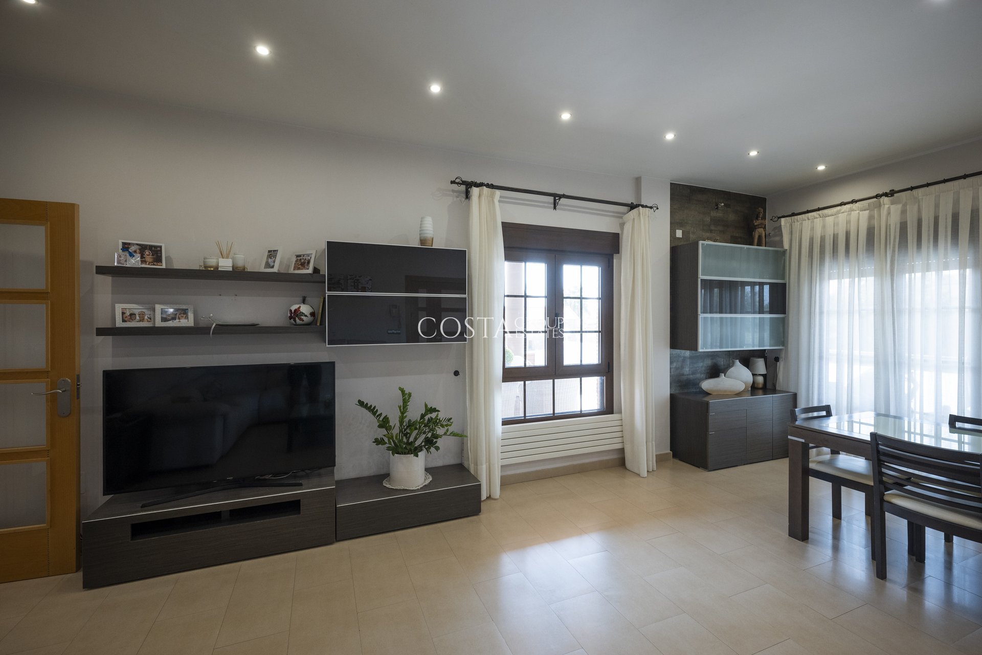 Neue Gebäude - Villa -
Jerónimo y Avileses