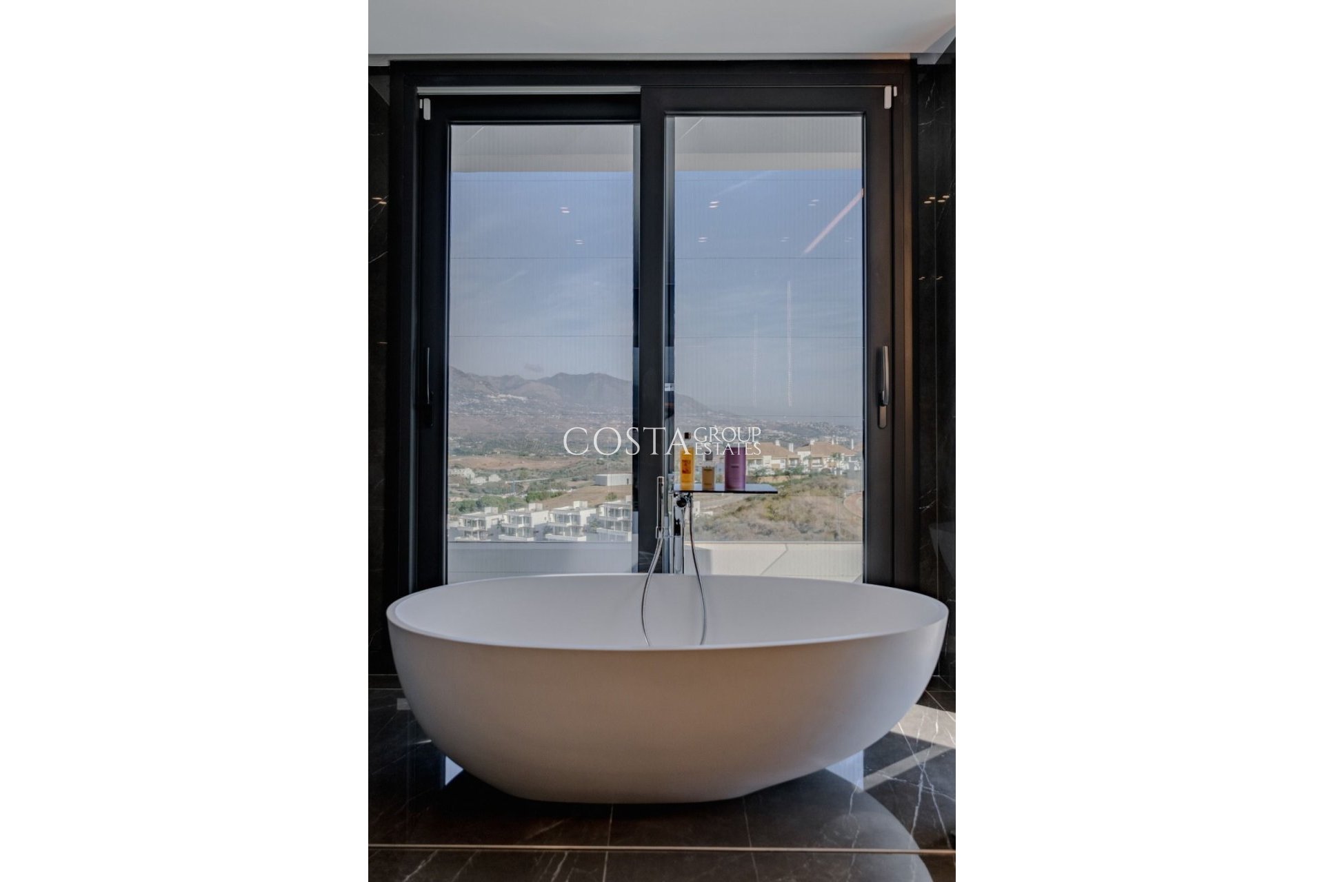 Neue Gebäude - Villa -
Mijas