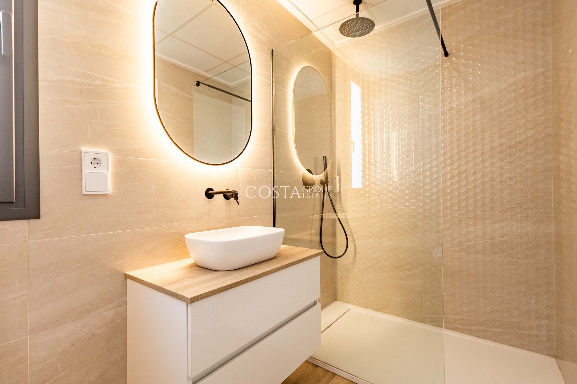 Neue Gebäude - Villa -
Polop