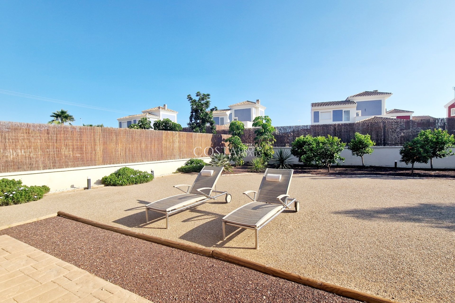 Neue Gebäude - Villa -
Purias