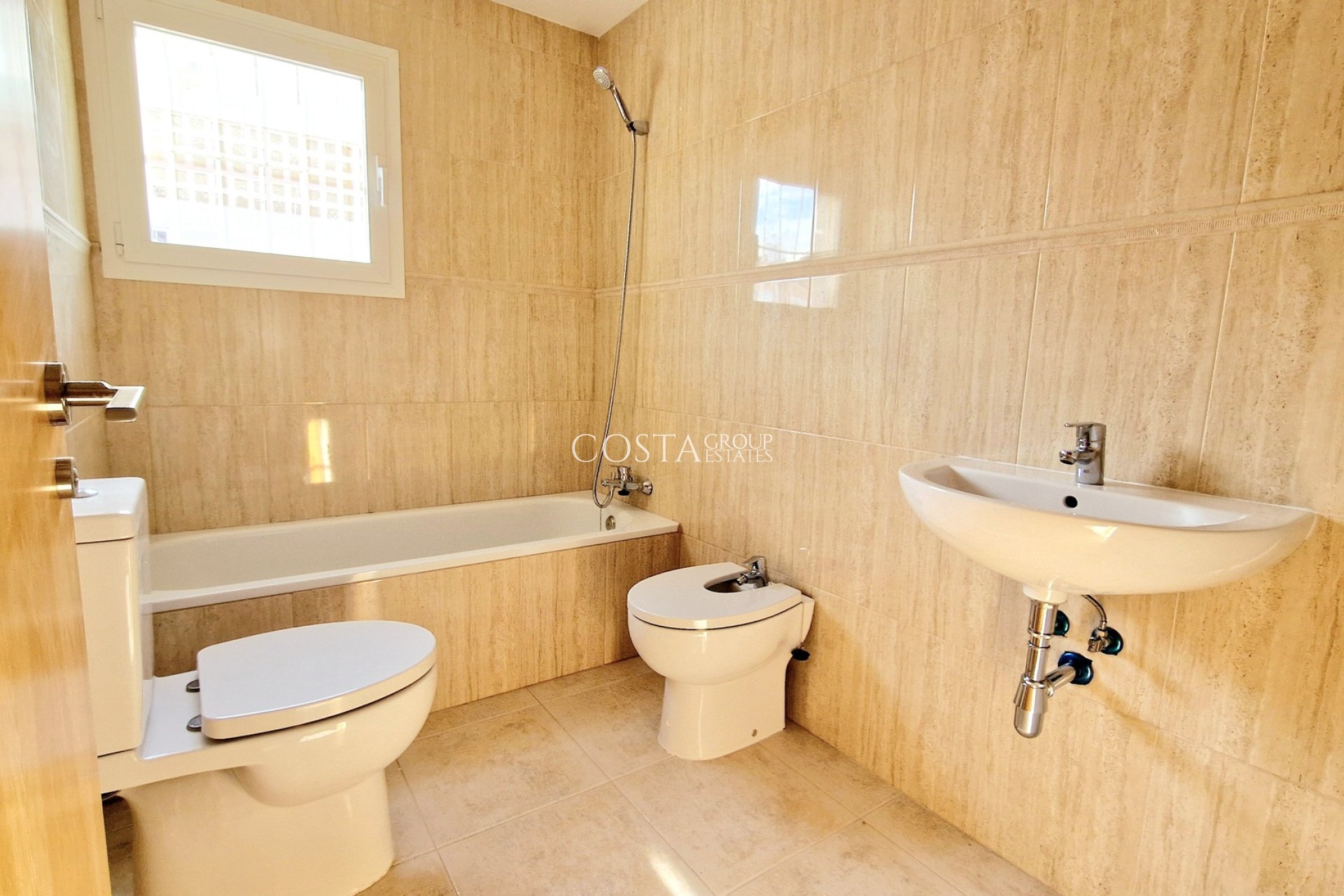 Neue Gebäude - Villa -
Purias