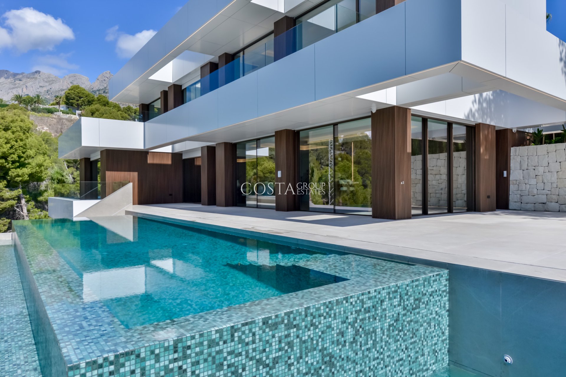 Nowy budynek - Willa -
Altea