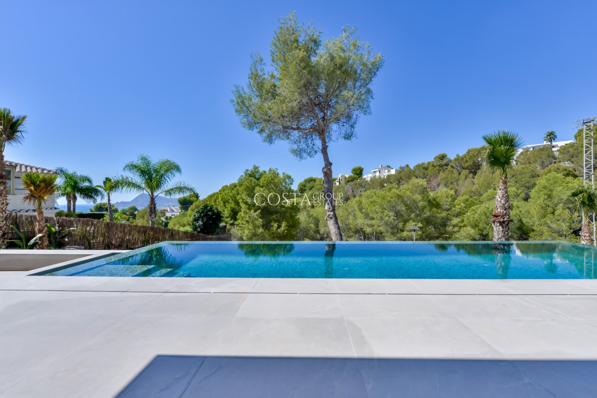 Nowy budynek - Willa -
Altea