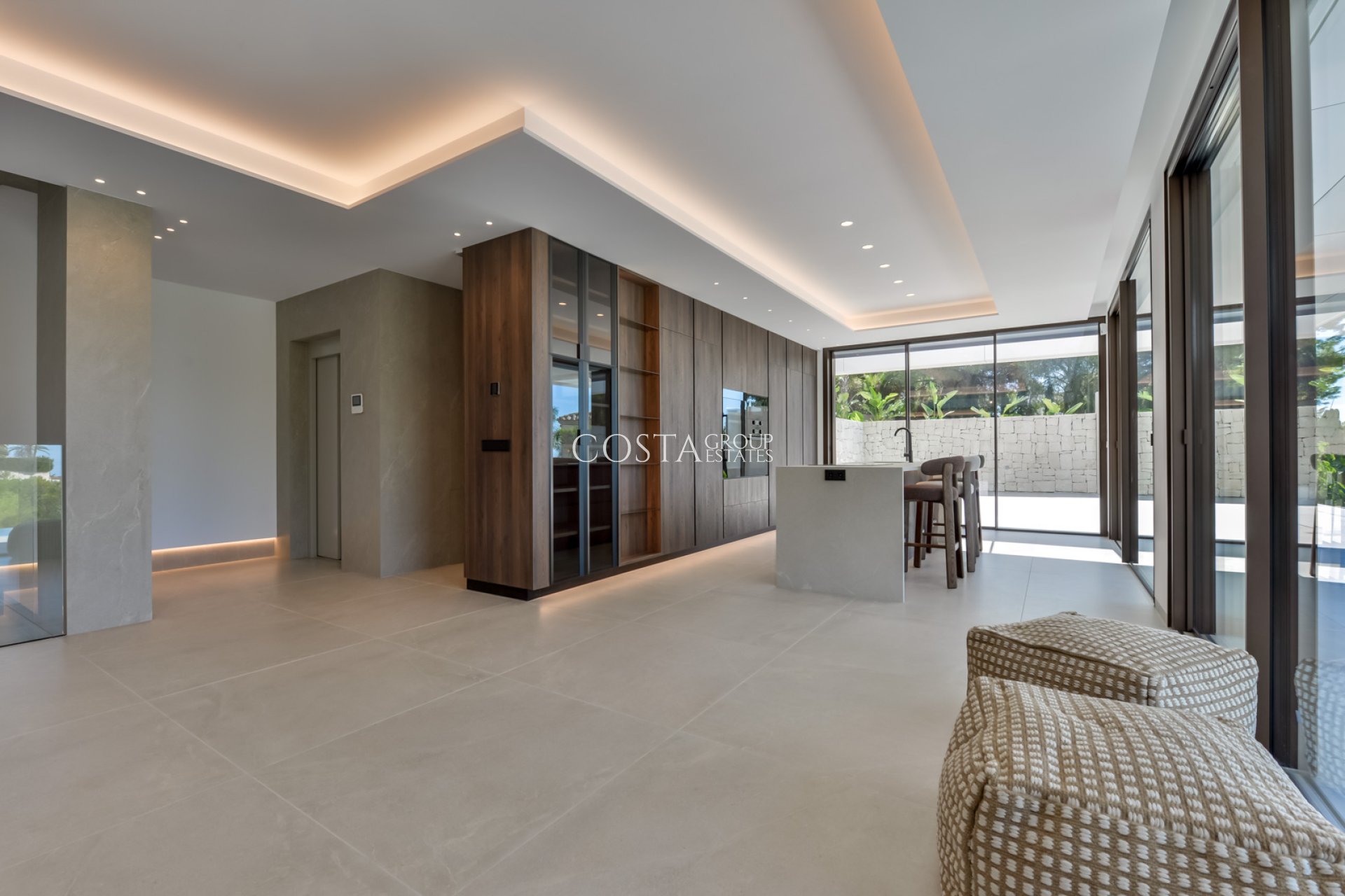 Nowy budynek - Willa -
Altea