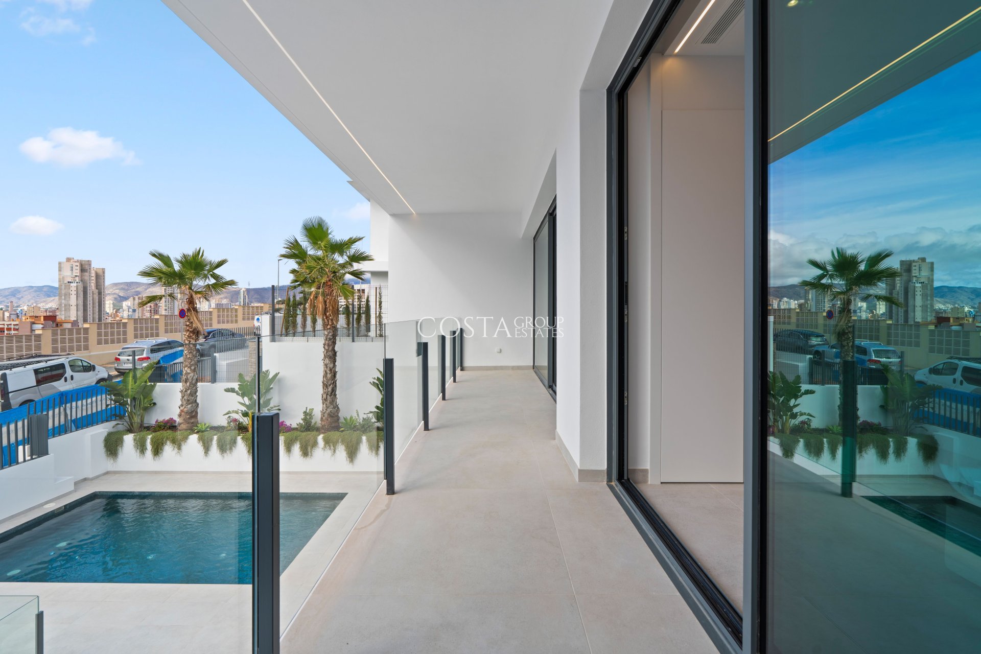 Nowy budynek - Willa -
Benidorm