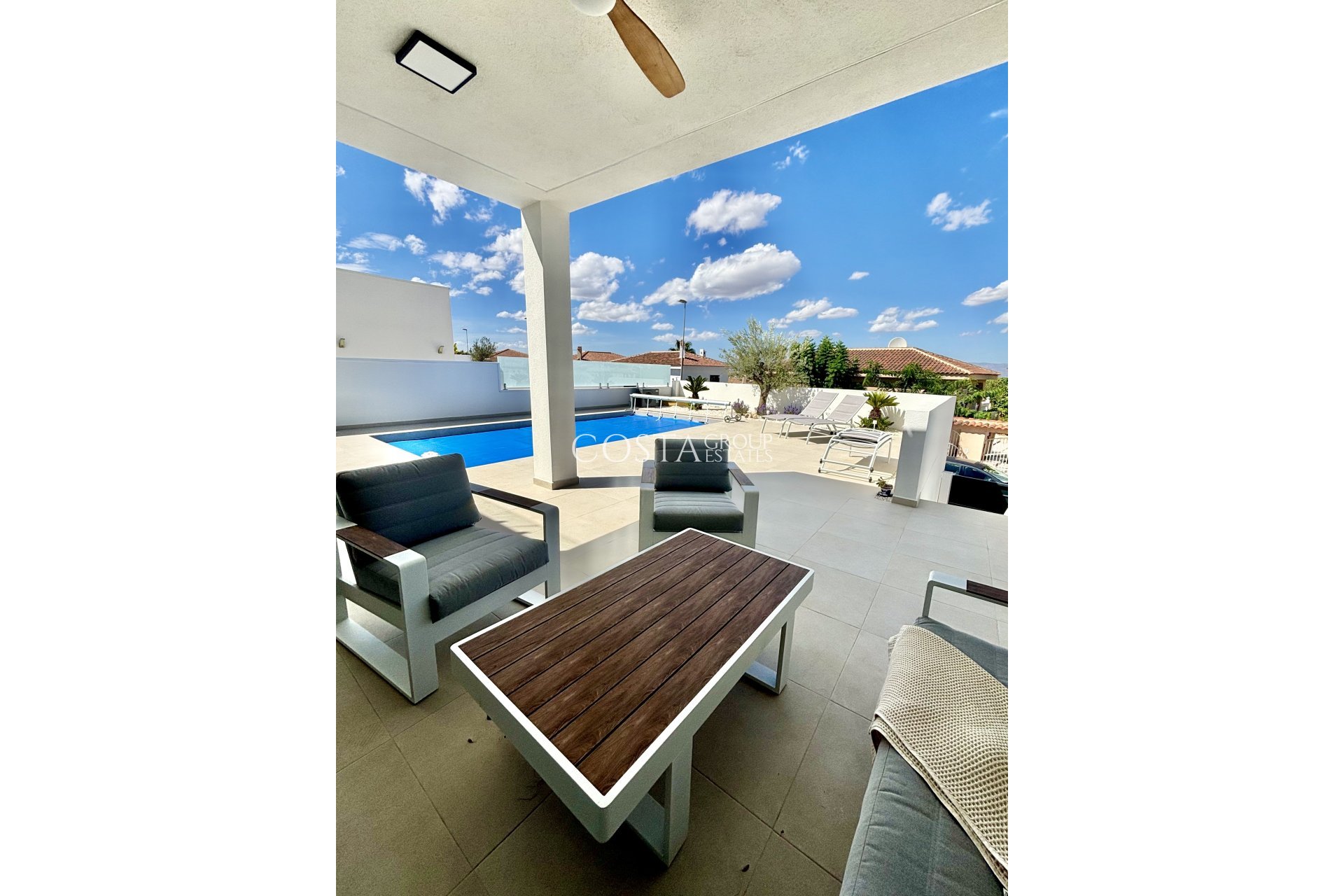 Nowy budynek - Willa -
Benijofar