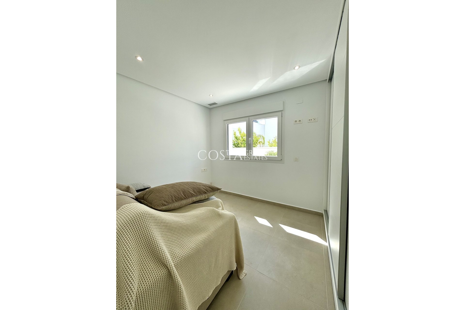 Nowy budynek - Willa -
Benijofar