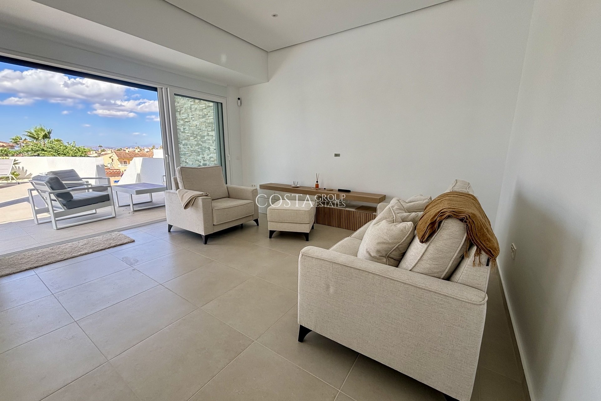 Nowy budynek - Willa -
Benijofar