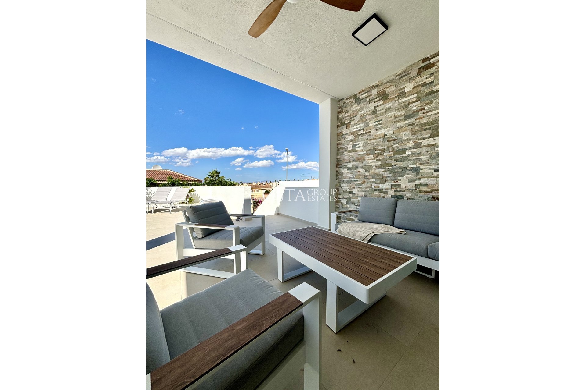 Nowy budynek - Willa -
Benijofar