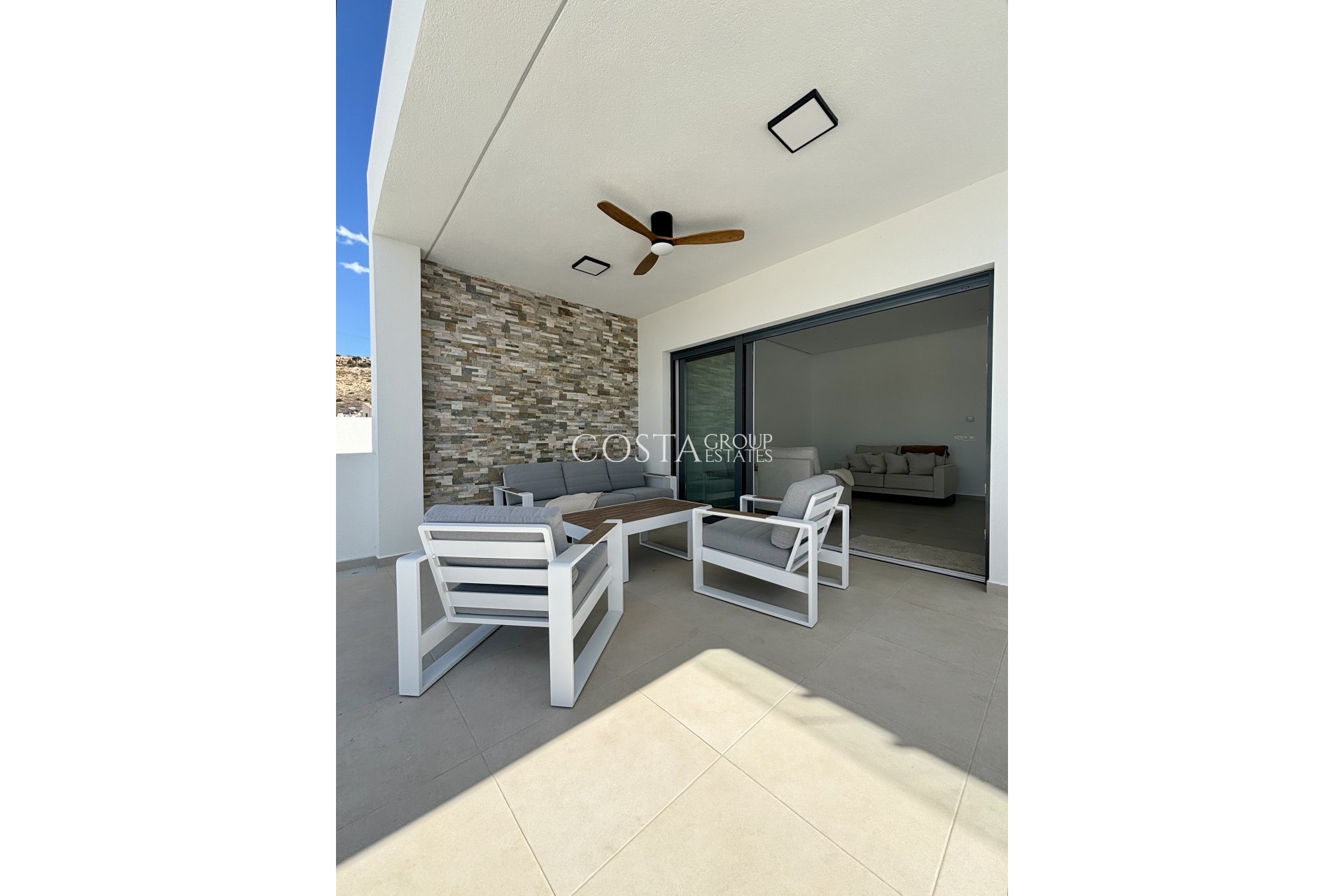 Nowy budynek - Willa -
Benijofar