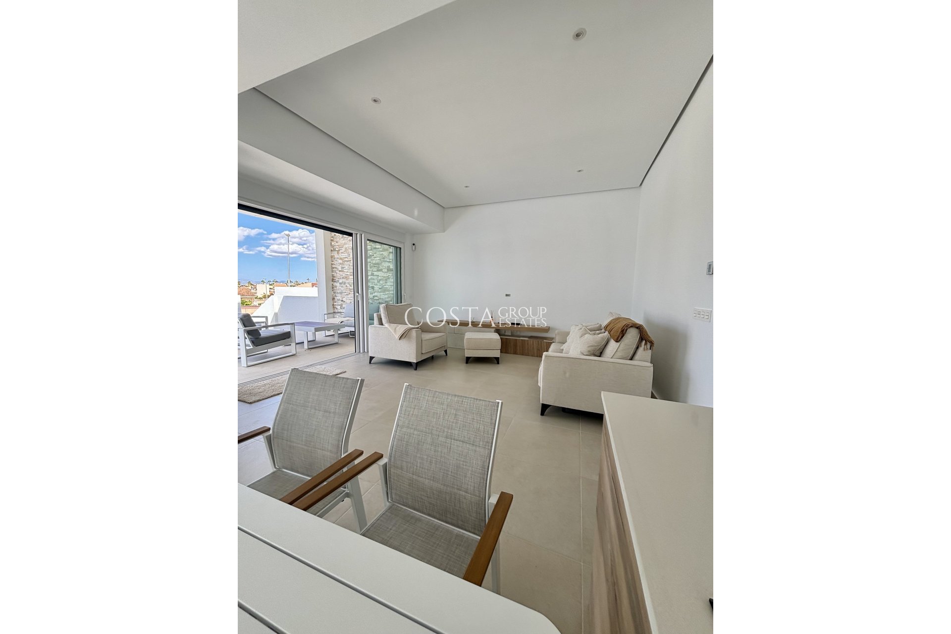 Nowy budynek - Willa -
Benijofar