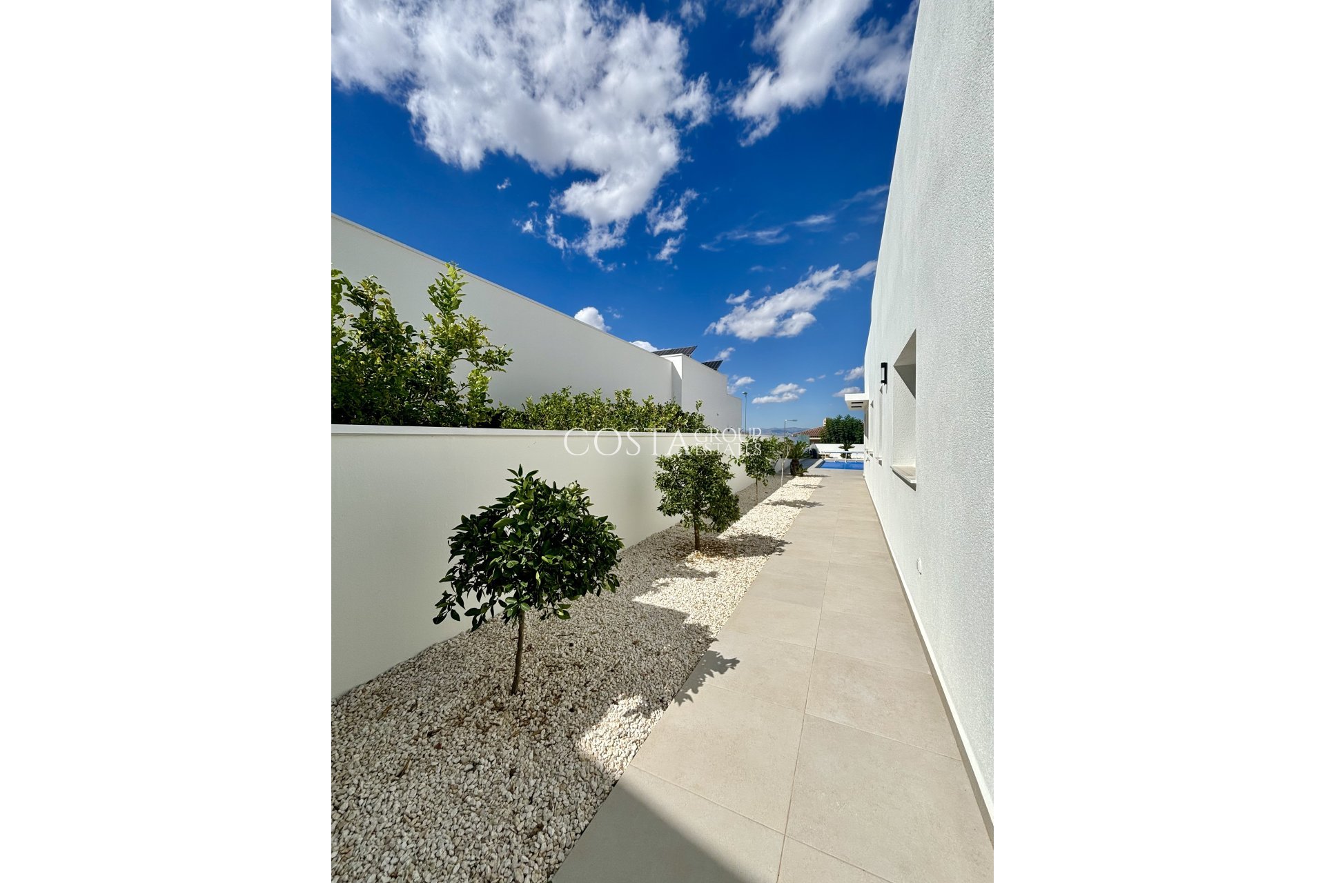 Nowy budynek - Willa -
Benijofar